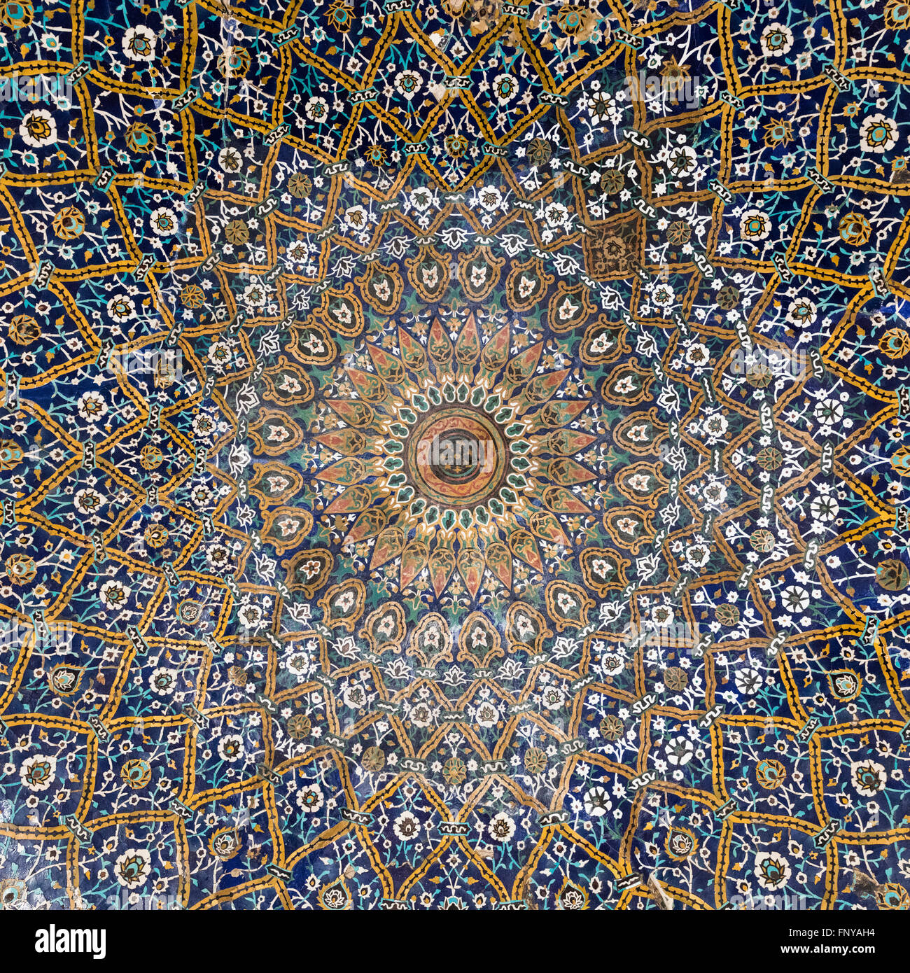 Mosaik Fliesen Kuppel des Eingangsportal, Khan Medrassah, Shiraz, Iran Stockfoto