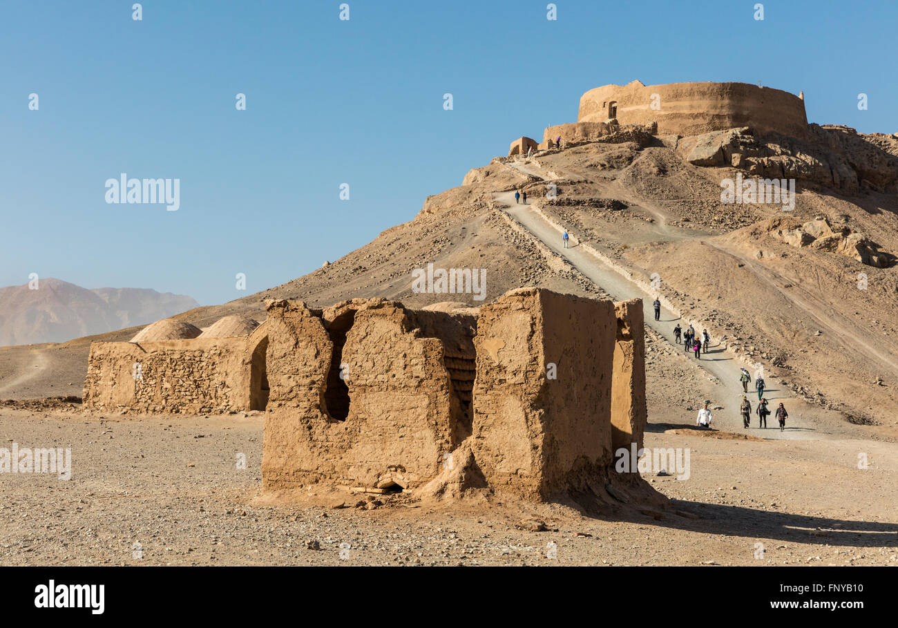 Zoroastrian Turm des Schweigens Yazd, Iran. Schlamm Ziegel Ruinen im Vordergrund und Besucher auf Rampe Hilltop Stockfoto