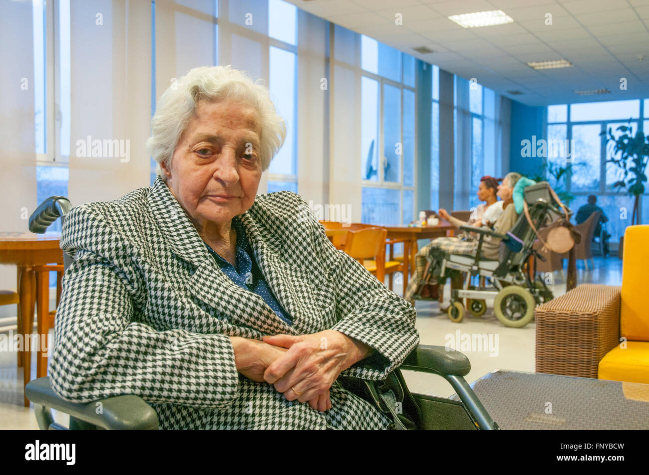 Porträt von alte Frau in einem Pflegeheim in die Kamera schaut. Stockfoto