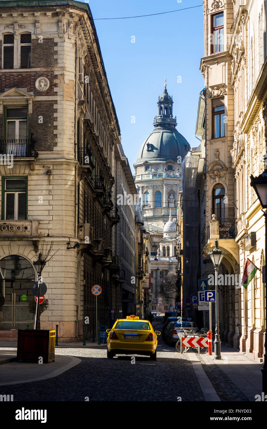 Budapest, Ungarn - 14. März 2016: Gelbes Taxi fahren in Richtung St.-Stephans Basilika auf Lazar Straße in Budapest, Ungarn Stockfoto