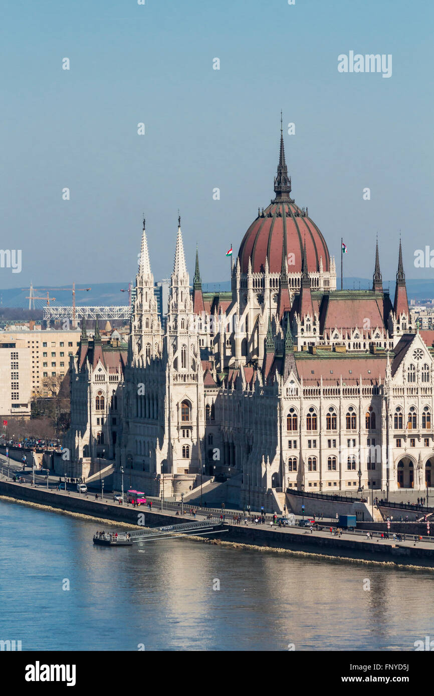 Budapest, Ungarn - 14. März 2016: Touristen vor dem Parlamentsgebäude in Budapest, Ungarn Stockfoto