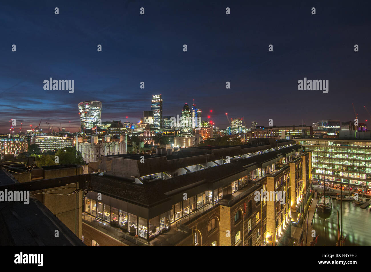 Der Londoner City Panoramablick über Wolkenkratzer bei Nacht Gherkin, Walkie Talkie, Tower of London, UK. Stockfoto