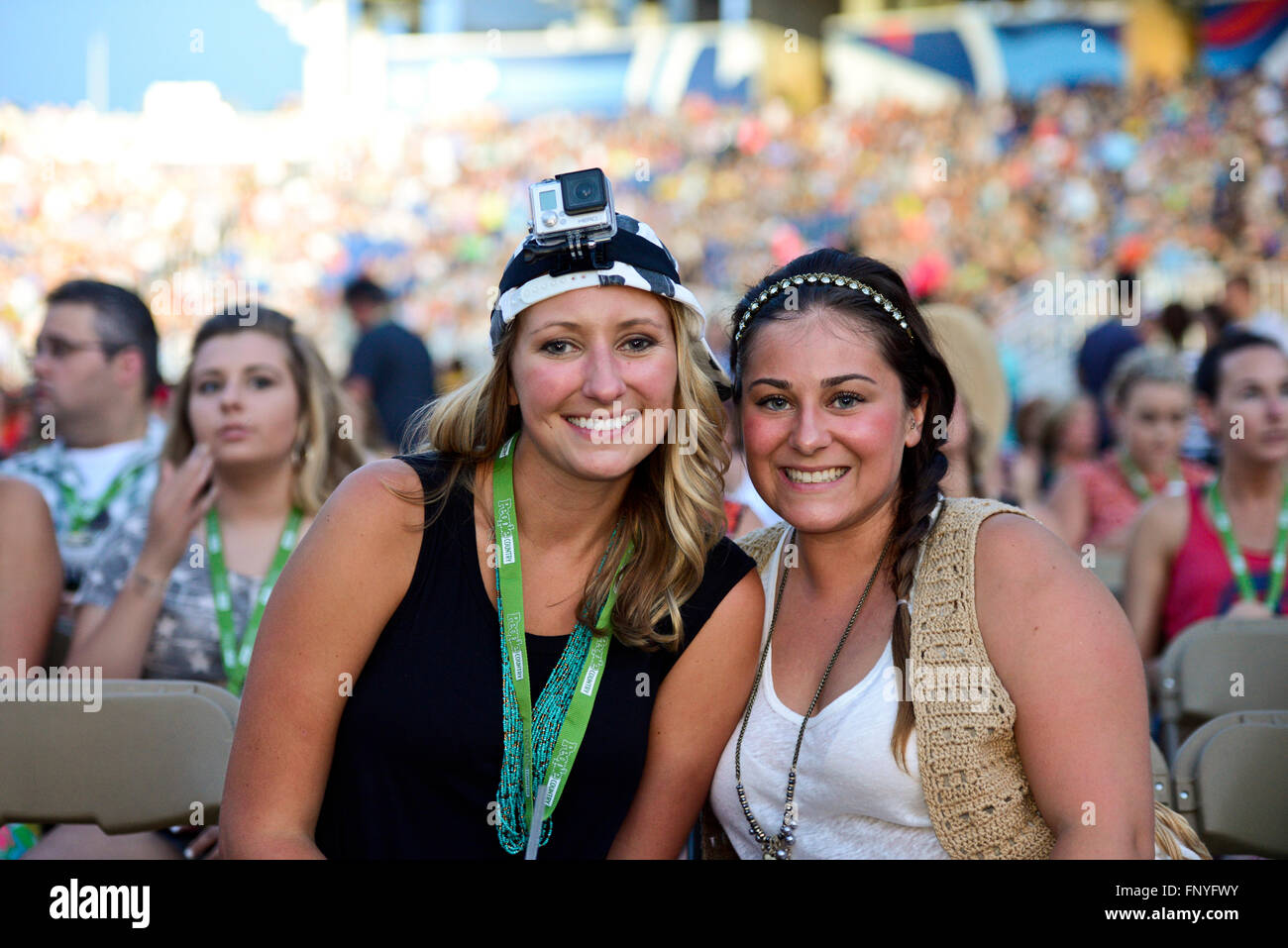 Zwei junge Damen genießen das CMA Festival in Nashville Tennessee Stockfoto
