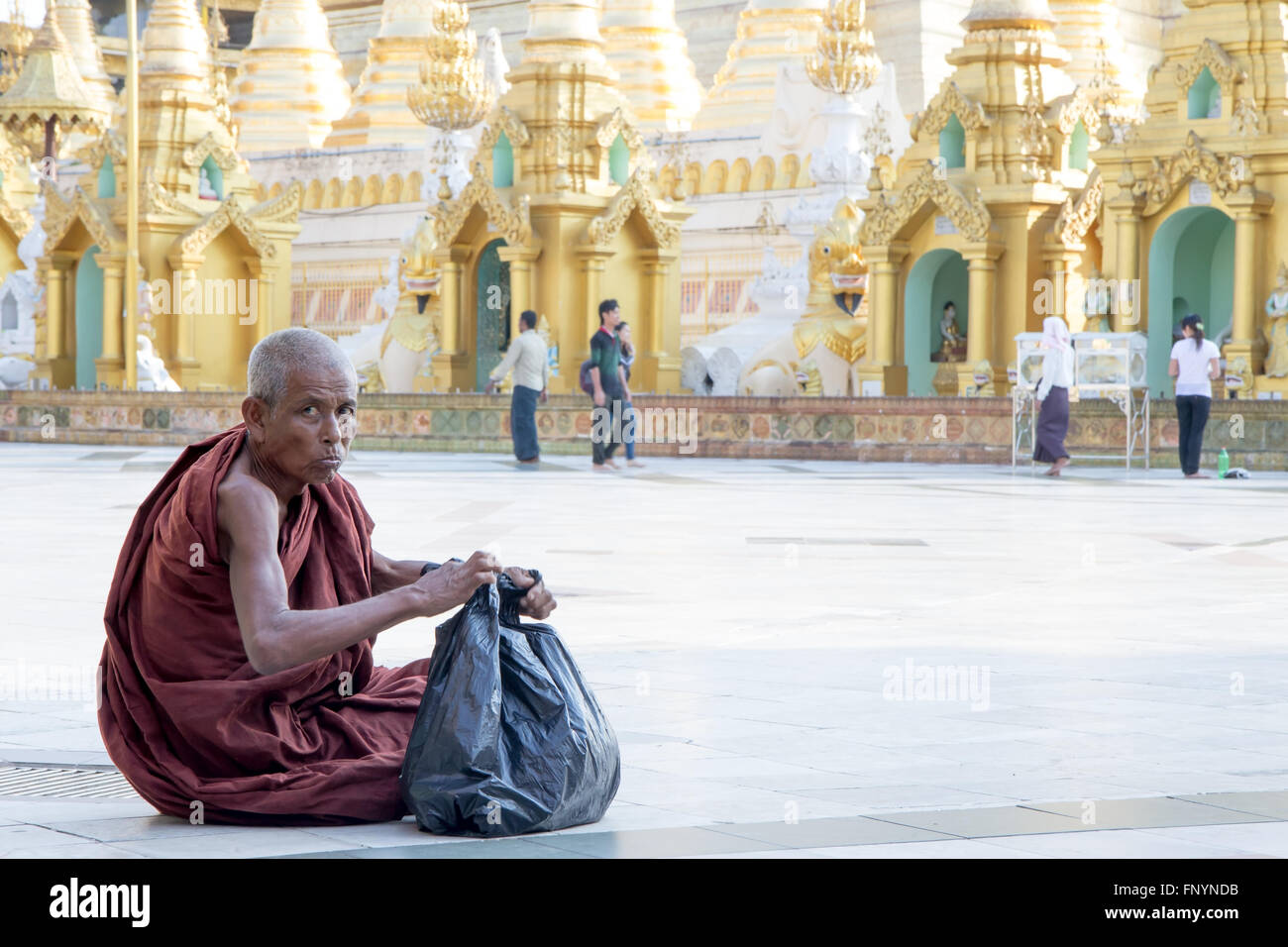 Mönch in der Pagode Shwe dagon Stockfoto