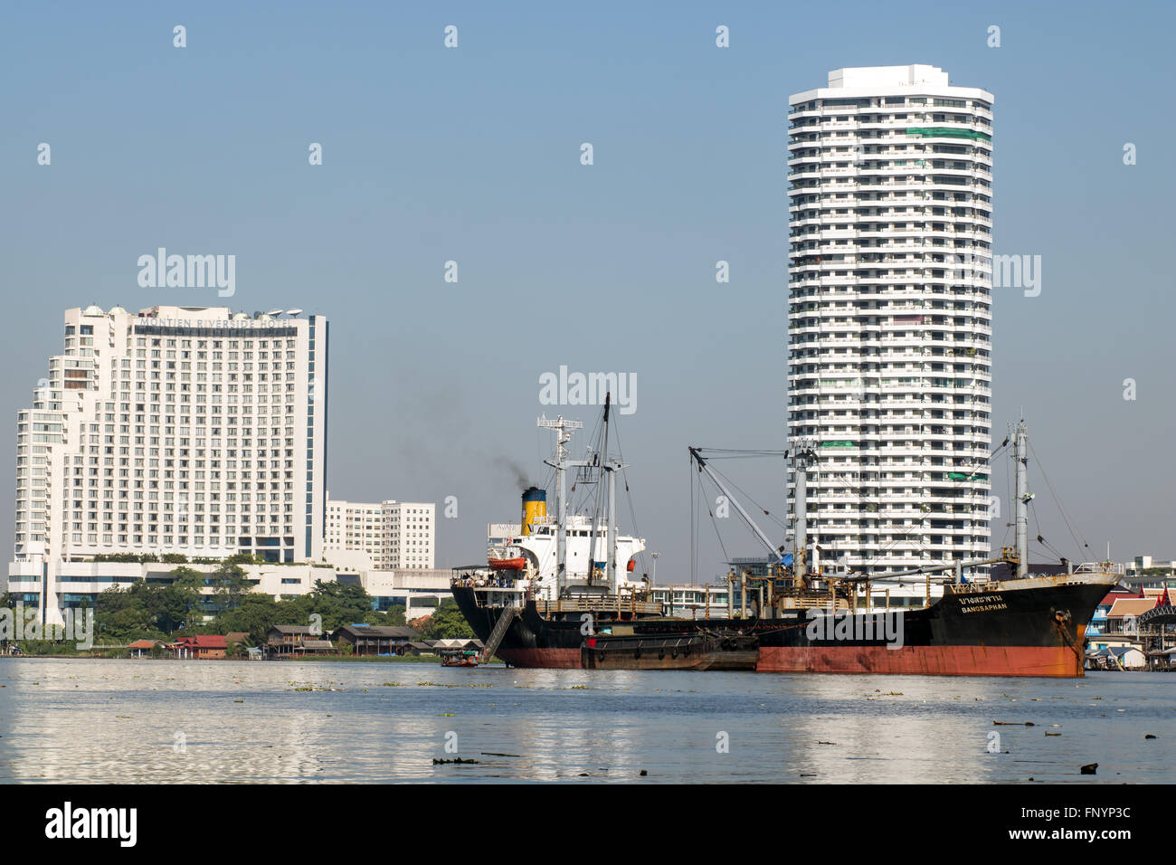 Marine Cargo Schiff vor Anker im Fluß Stockfoto