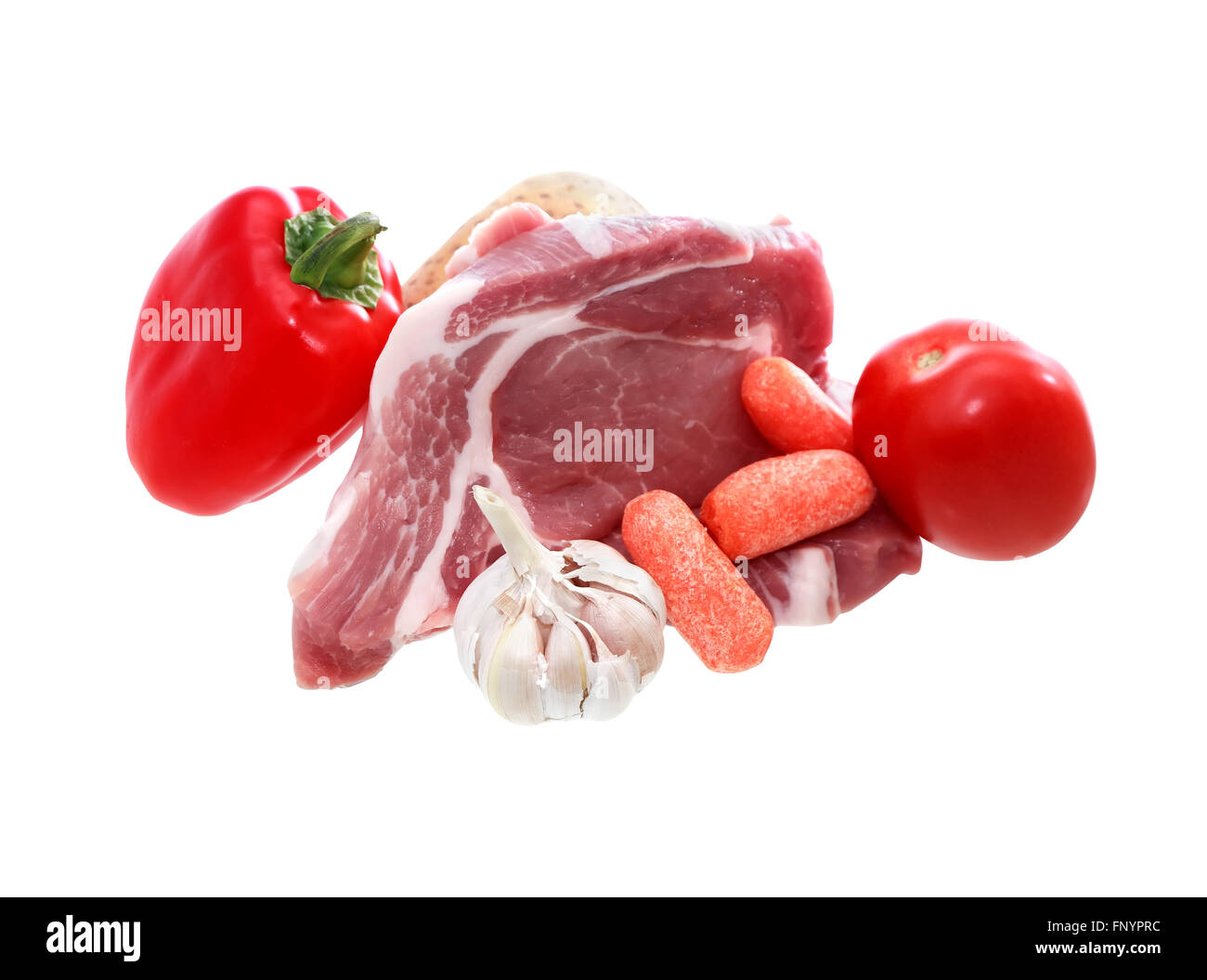 Rohes Schweinefleisch Chop und Gemüse isoliert auf weißem Hintergrund mit Beschneidungspfad Stockfoto