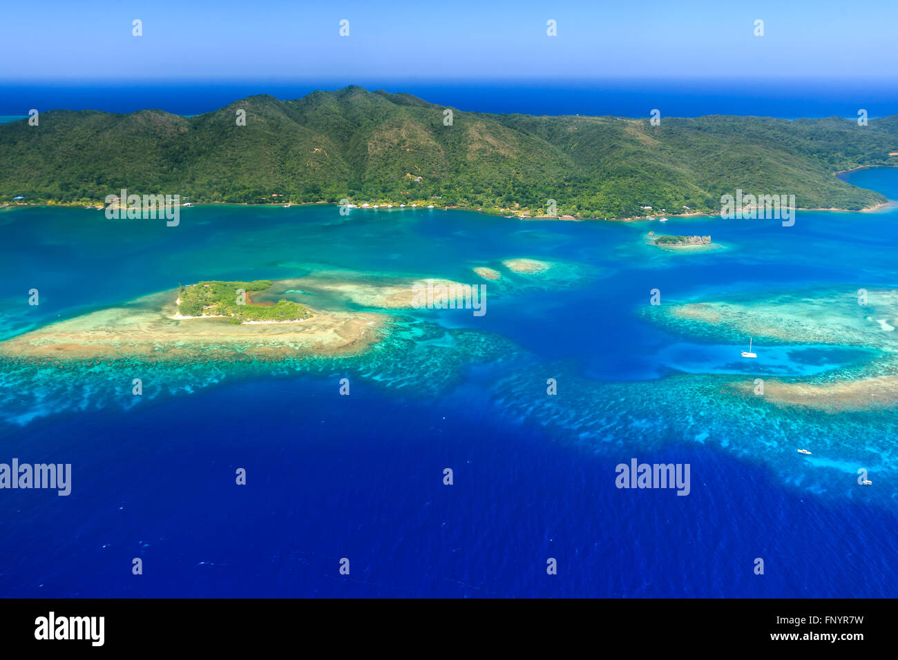 Luftaufnahme von Roatan Insel Korallen Atollen und Riff Stockfoto