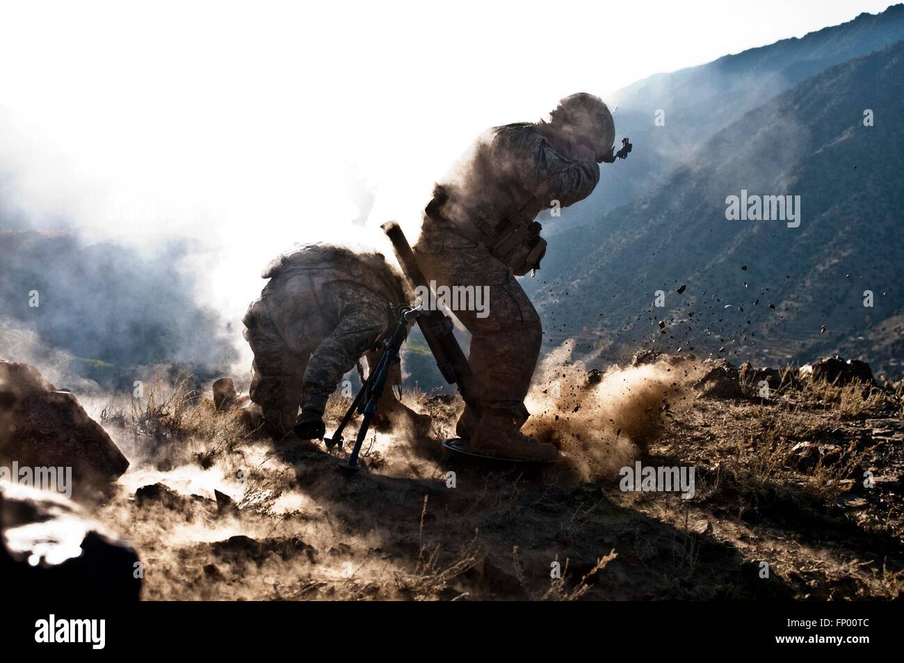 US-Armee Soldaten feuern Mörser Runde bei Operationen gegen die Taliban mit Blick auf das Ganjgal Tal 11. Dezember 2010 in der Provinz Kunar, Afghanistan. Stockfoto