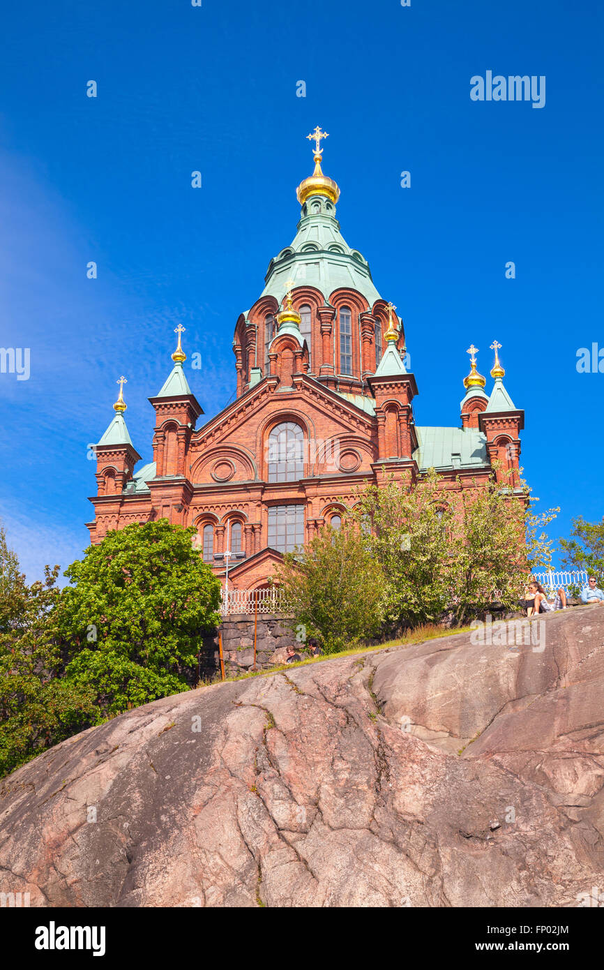 Helsinki, Finnland - 13. Juni 2015: Gewöhnliche Menschen entspannen Sie sich in der Nähe von Uspenski Kathedrale, orthodoxe Kathedrale in Helsinki Stockfoto