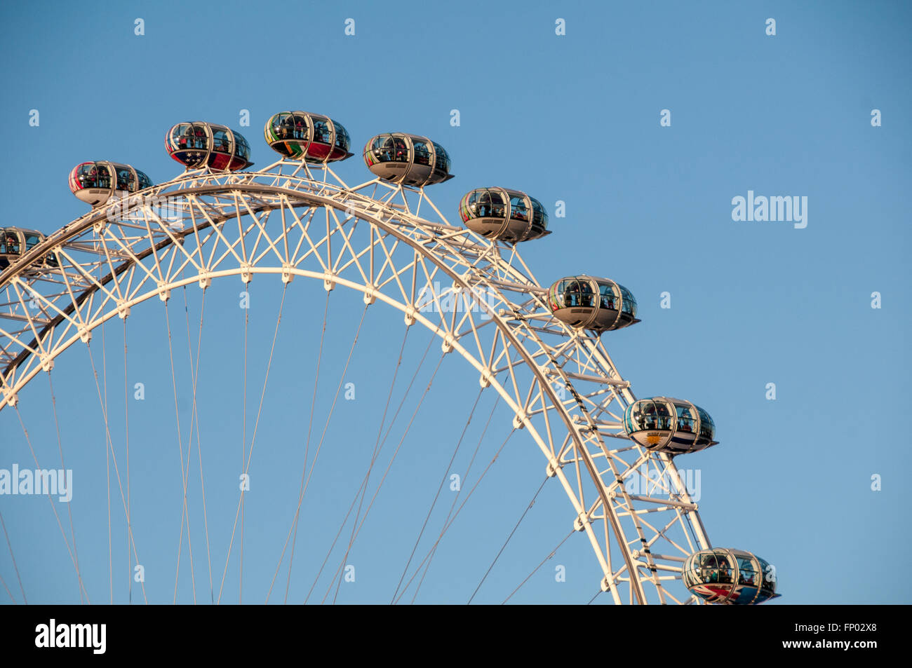 Das London Eye Riesenrad am strahlend blauen Himmel und Flugzeug im Hintergrund, London UK. Stockfoto