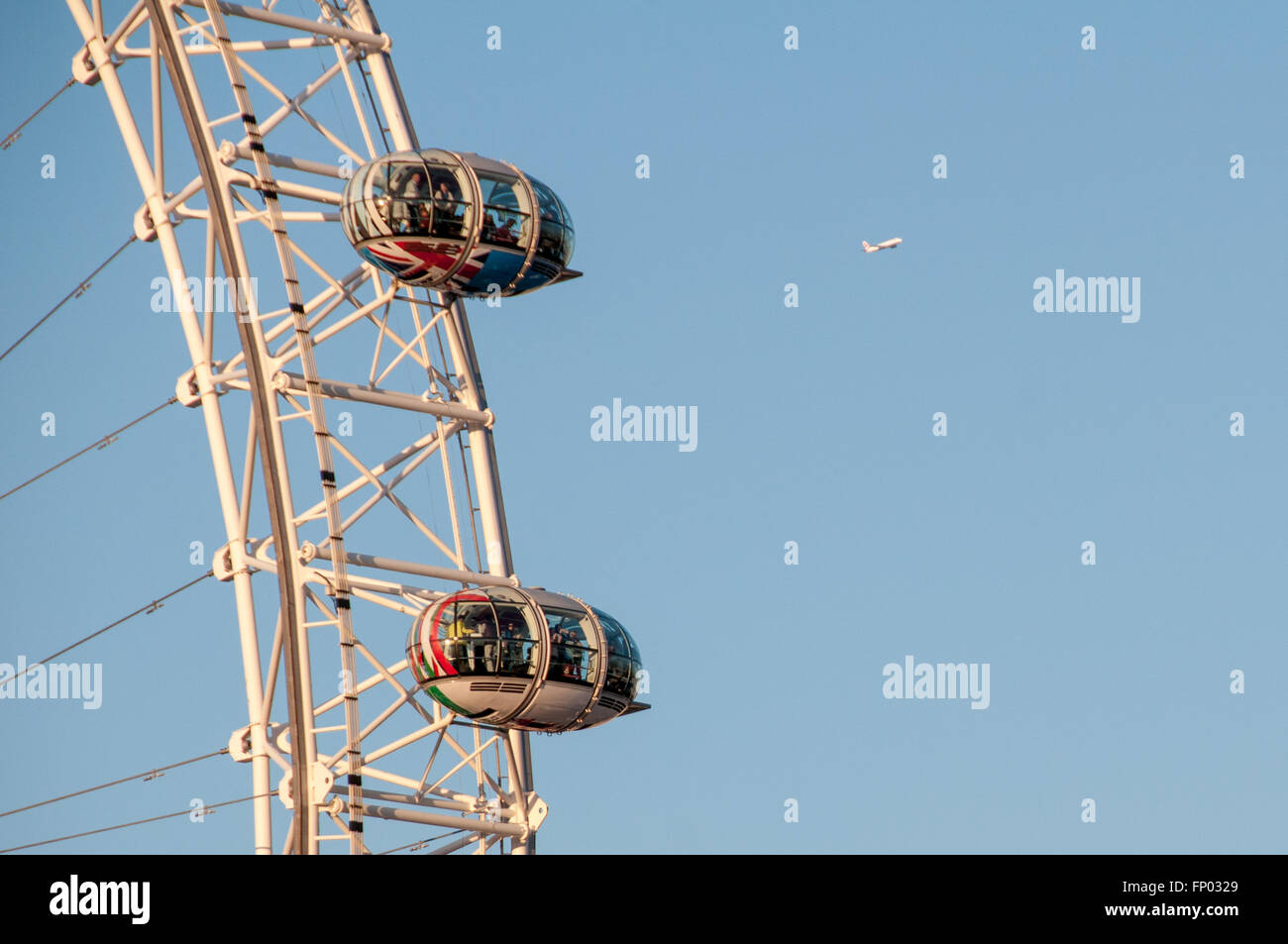 Das London Eye Riesenrad am strahlend blauen Himmel und Flugzeug im Hintergrund, London UK. Stockfoto
