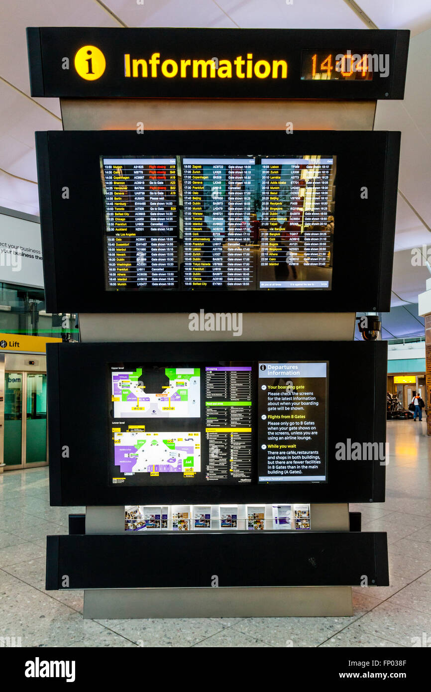 Infotafel In der Abflughalle am Flughafen London-Heathrow (Terminal 2), London, England Stockfoto