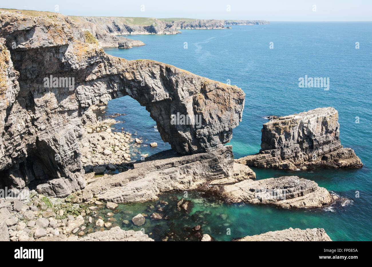 Die Grüne Brücke von Wales, ein natürlicher Bogen von Meer Erosion in Pembrokeshire zwischen Castlemartin und Bosherton gebildet. Stockfoto