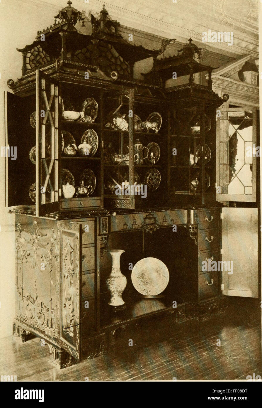 Dieses 1914 erschienene Buch bietet praktische Anleitungen zum Erkennen und Verstehen von Möbeln aus der Zeit der Zeit, wobei der Schwerpunkt auf englischen, amerikanischen, postkolonialen und französischen Stilen liegt. Stockfoto