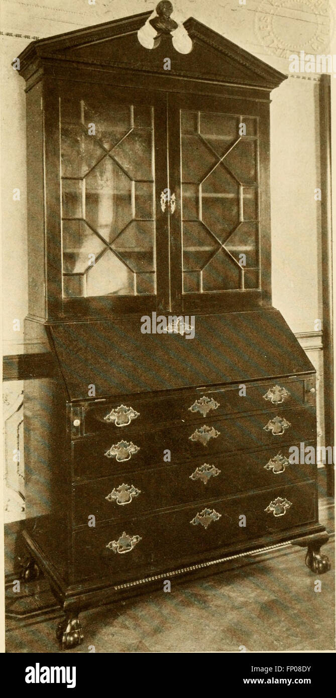 Das 1914 veröffentlichte Buch bietet praktische Einblicke in das Design von Möbeln aus der Zeit der Zeit und deckt englische, amerikanische und postkoloniale sowie französische Stile ab. Es enthält detaillierte Beschreibungen von Möbelstücken aus verschiedenen historischen Epochen. Stockfoto
