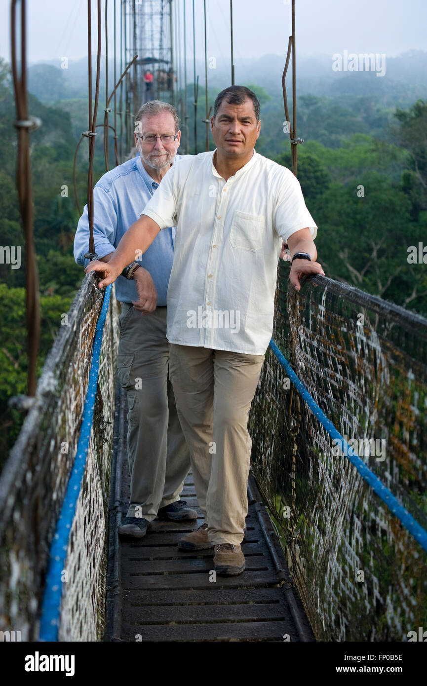 Präsident von Ecuador Rafael Correa und Showmaster Peter Greenberg am Baldachin über dem Amazonas Regenwald in Ecuador während der Dreharbeiten von Ecuador: The Royal Tour. Stockfoto