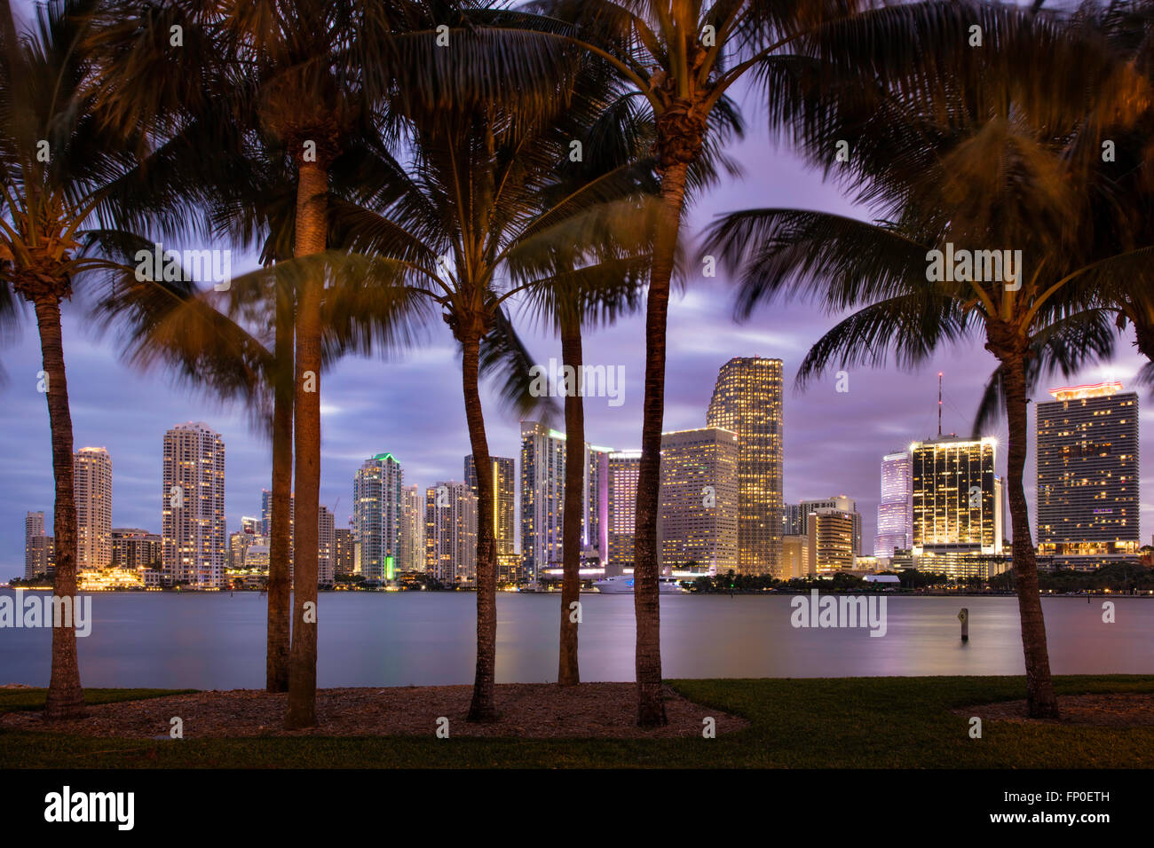 Dämmerung über der Skyline von Miami, Miami, Florida, USA Stockfoto