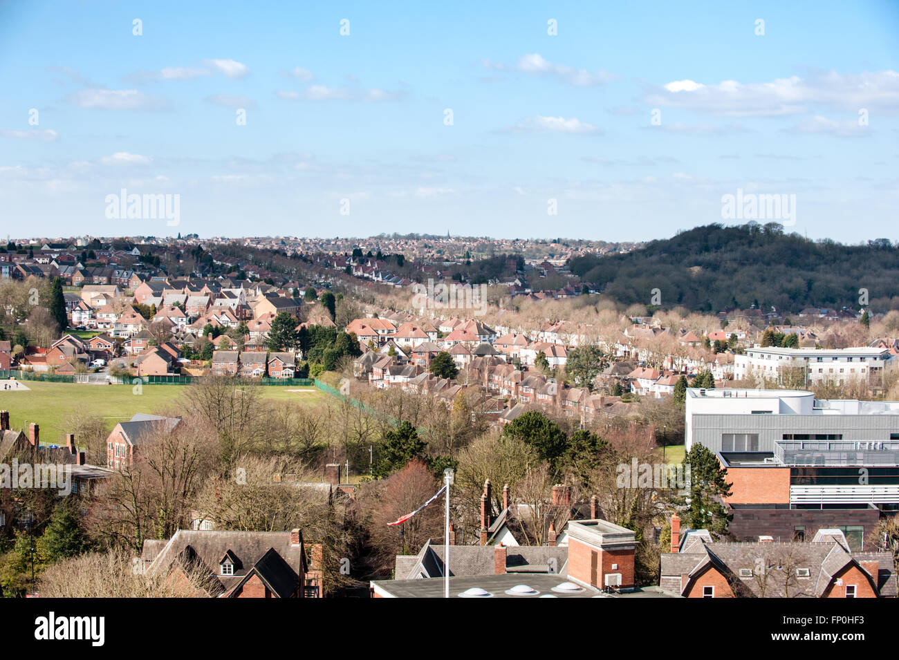 Birdseye View von Dudley mit Reihen von redbrick Häuser Stretching in der Entfernung und der Wren's Nest Natur finden Sie steigen in den blauen Skyline Stockfoto