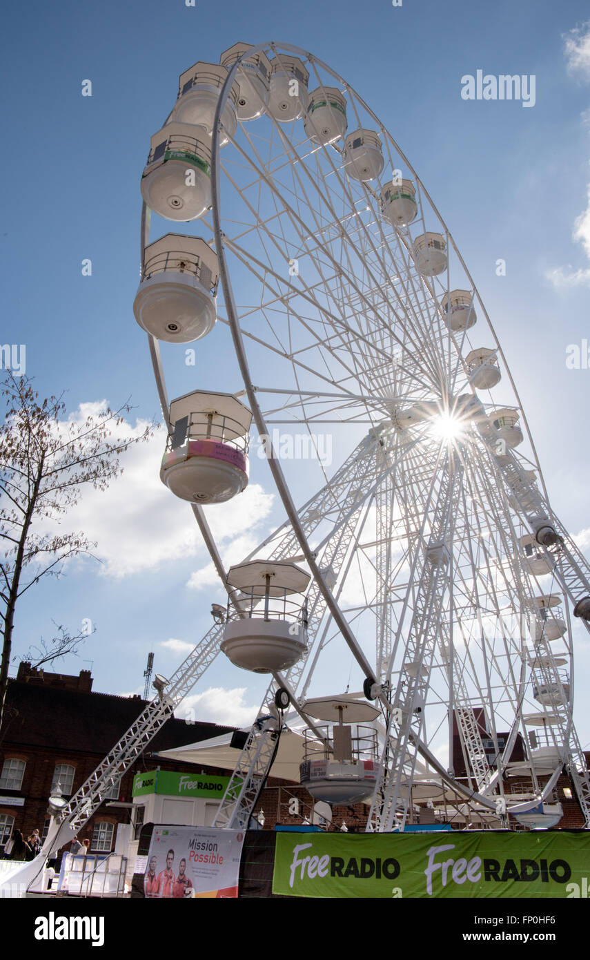 Massive weiße Riesenrad mit weißen Kreisen in einem tiefblauen Himmel mit und flauschige weiße Wolken als Besucherattraktion im Stadtzentrum von Dudley Stockfoto