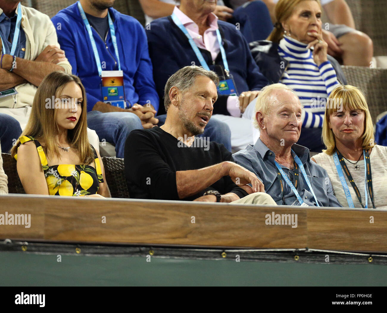 Indische Brunnen, Kalifornien, USA. 15. März 2016. Nikita Kahn, Larry Ellison und Rod Laver of Australia Uhren Novak Djokovic Serbien Philipp Kohlschreiber Deutschlands während der 2016 BNP Paribas Open in Indian Wells Tennis Garden in Indian Wells, Kalifornien zu spielen. Charles Baus/CSM/Alamy Live-Nachrichten Stockfoto