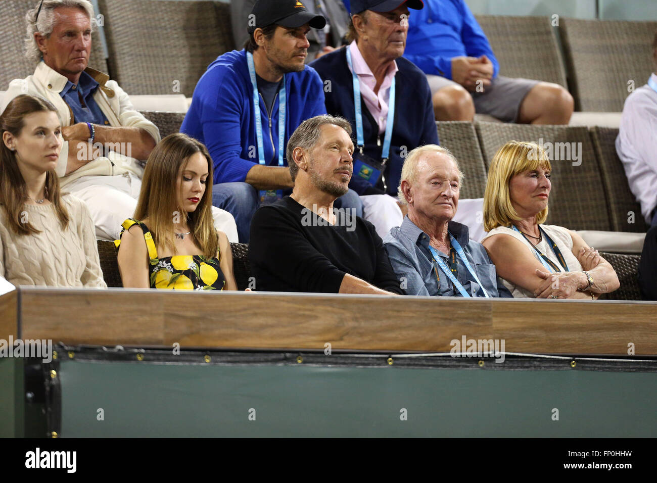 Indische Brunnen, Kalifornien, USA. 15. März 2016. Nikita Kahn, Larry Ellison und Rod Laver of Australia Uhren Novak Djokovic Serbien Philipp Kohlschreiber Deutschlands während der 2016 BNP Paribas Open in Indian Wells Tennis Garden in Indian Wells, Kalifornien zu spielen. Charles Baus/CSM/Alamy Live-Nachrichten Stockfoto