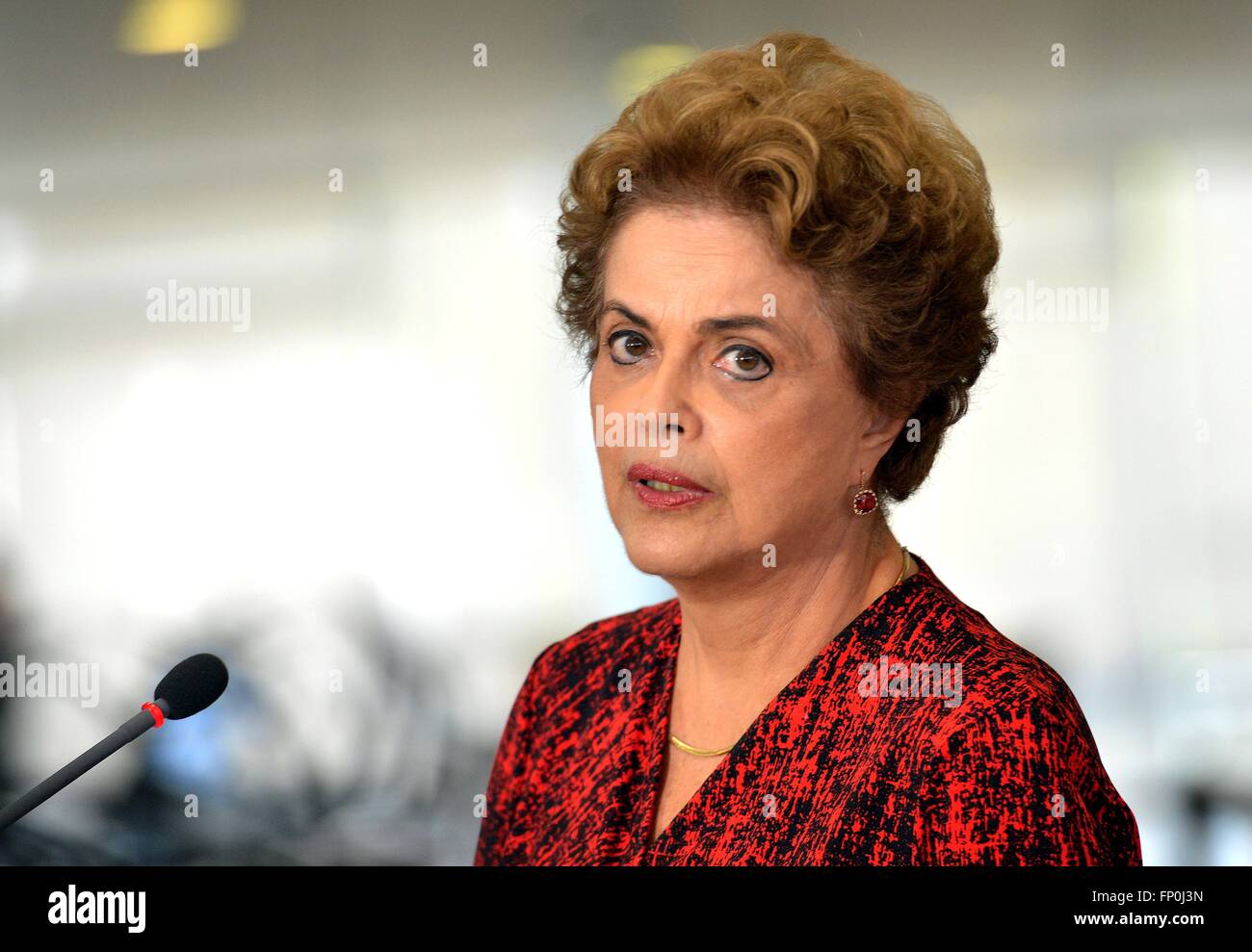 Brasilianische Präsidentin Dilma Rousseff kündigt die Ernennung des ehemaligen Präsident Luiz Inacio Lula da Silva als ihr neuer Chef des Stabes während einer Pressekonferenz am Präsidentenpalast Planalto 16. März 2016 in Brasilia, Brasilien. Der Umzug konnte mehr Rechtsschutz für Silva in einem massiven Korruptionsskandal. Stockfoto