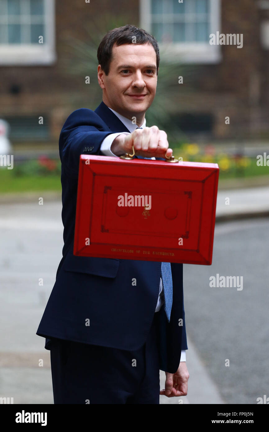 London, UK. 16. März 2016. Schatzkanzler George Osborne, hält das rote Feld Budget außerhalb Nummer 11 Downing Street vor der Auslieferung seiner Haushaltsrede im House Of Commons.  Bildnachweis: Paul Marriott/Alamy Live-Nachrichten Stockfoto