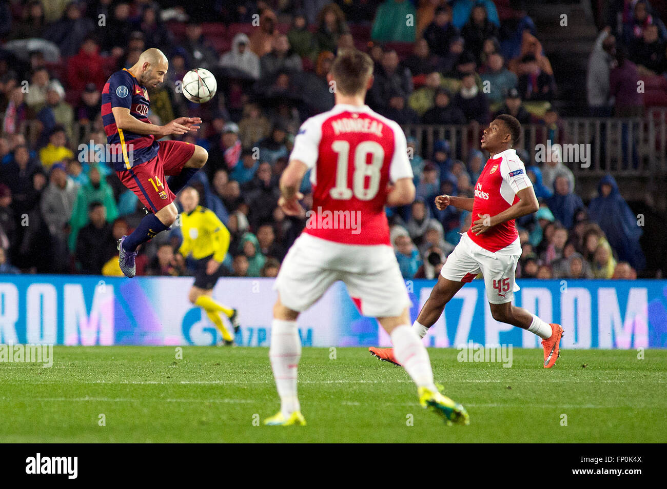 Barcelona, Spanien. 16. März 2016. FC Barcelona Javier Mascherano (L) 16 Köpfe den Ball während der UEFA Champions League Runde, Rückspiel match zwischen FC Barcelona und Arsenal im Camp Nou Stadion in Barcelona, Spanien, 16. März 2016. Barcelona gewann 3: 1. Bildnachweis: Lino De Vallier/Xinhua/Alamy Live-Nachrichten Stockfoto