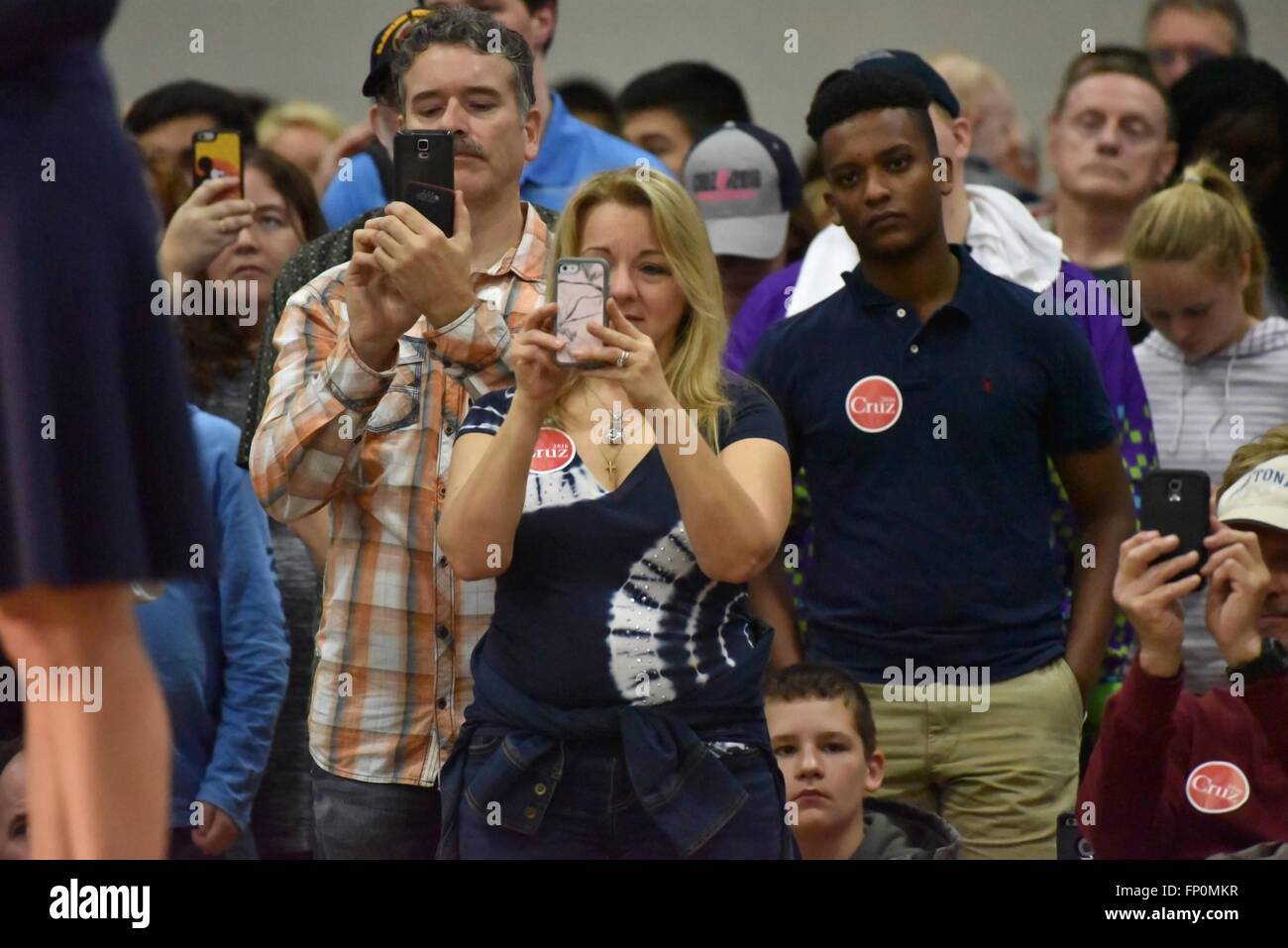 Saint Louis, MO, USA - 12. März 2016: Ted Cruz Fans machen Fotos von Carly Fiorina, wie sie für die republikanische Präsidentschaftskandidat in einem überfüllten Parkway West High School Gymnasium Stümpfe. Stockfoto