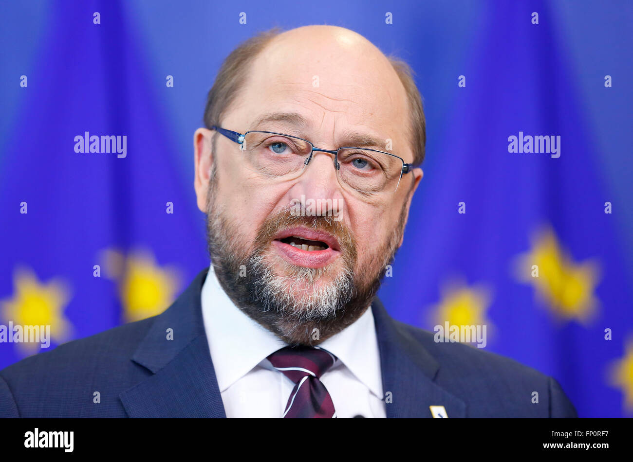 Brüssel, Belgien. 17. März 2016. Präsident des Europäischen Parlaments Martin Schulz befasst sich mit eine gemeinsame Pressekonferenz mit EU-Kommissionspräsident Jean-Claude Juncker (nicht im Bild) am Hauptsitz Europäischen Kommission in Brüssel, 17. März 2016. Bildnachweis: Ye Pingfan/Xinhua/Alamy Live-Nachrichten Stockfoto