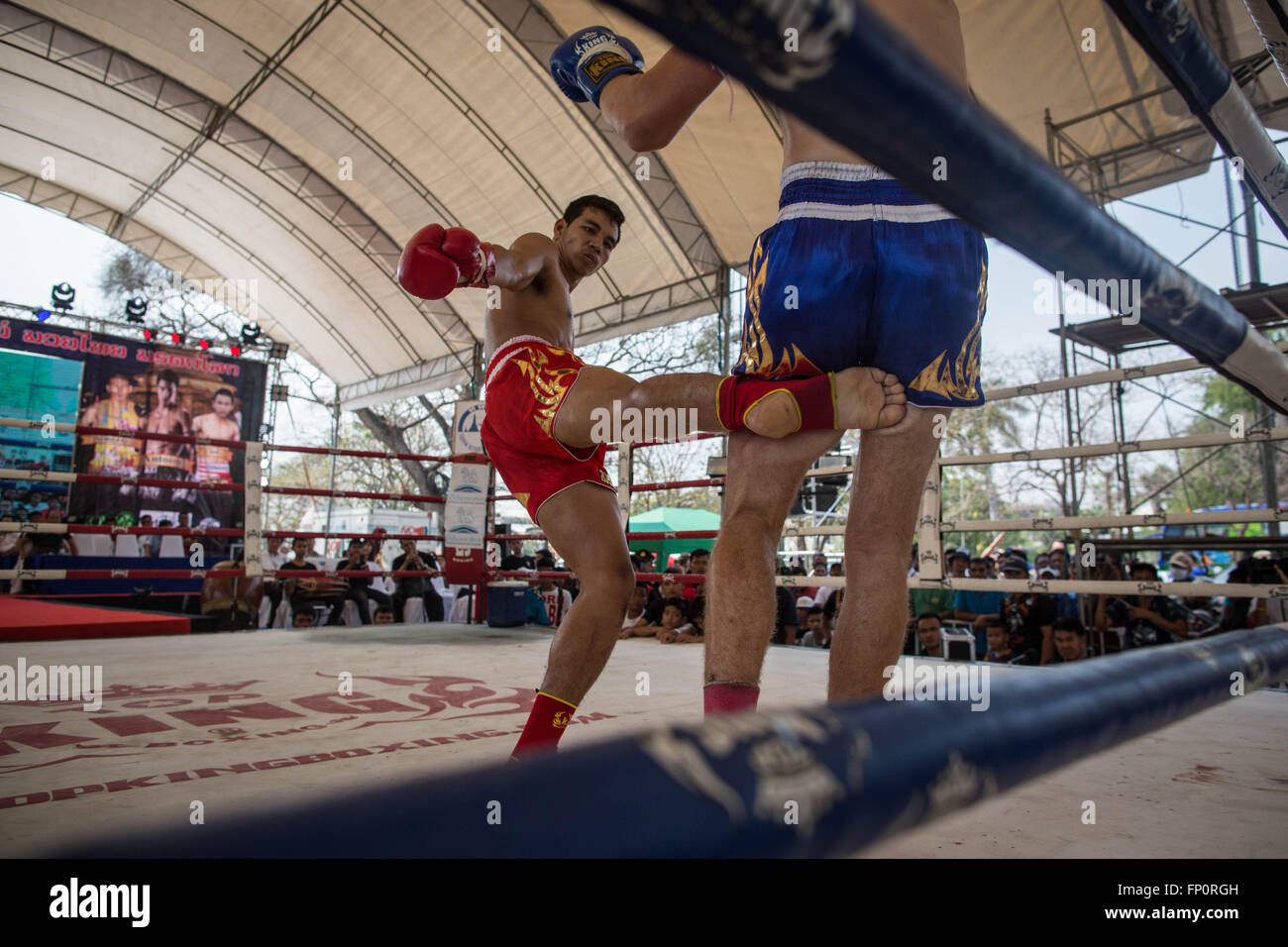 Ayutthaya, Thailand. 17. März 2016. Dieses Bild zeigt zwei Männer kämpfen während der 12. Welt Wai Kru Muay Thai Ceremony.The 12. Welt Wai Kru Muay Thai Zeremonie stattfindet, in der Nähe von der berühmten Wat Maha, dass Tempel in Ayutthaya Historical Park und zieht jedes Jahr mehr als 1200 Muay Thai Kämpfer aus 57 Ländern zu präsentieren einige der Heiligen Kampfkunst Rituale des Muay-Thai-Boxen. Bildnachweis: Guillaume Payen/ZUMA Draht/Alamy Live-Nachrichten Stockfoto