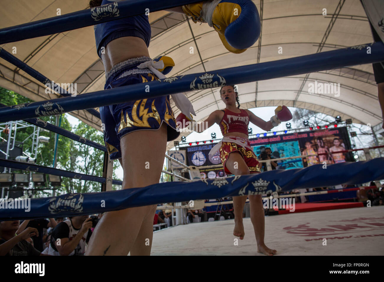 Ayutthaya, Thailand. 17. März 2016. Dieses Bild zeigt zwei Männer kämpfen während der 12. Welt Wai Kru Muay Thai Ceremony.The 12. Welt Wai Kru Muay Thai Zeremonie stattfindet, in der Nähe von der berühmten Wat Maha, dass Tempel in Ayutthaya Historical Park und zieht jedes Jahr mehr als 1200 Muay Thai Kämpfer aus 57 Ländern zu präsentieren einige der Heiligen Kampfkunst Rituale des Muay-Thai-Boxen. Bildnachweis: Guillaume Payen/ZUMA Draht/Alamy Live-Nachrichten Stockfoto