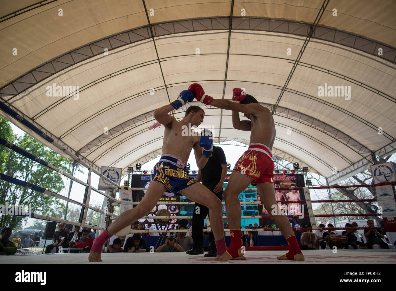 Ayutthaya, Thailand. 17. März 2016. Dieses Bild zeigt zwei Männer kämpfen während der 12. Welt Wai Kru Muay Thai Ceremony.The 12. Welt Wai Kru Muay Thai Zeremonie stattfindet, in der Nähe von der berühmten Wat Maha, dass Tempel in Ayutthaya Historical Park und zieht jedes Jahr mehr als 1200 Muay Thai Kämpfer aus 57 Ländern zu präsentieren einige der Heiligen Kampfkunst Rituale des Muay-Thai-Boxen. Bildnachweis: Guillaume Payen/ZUMA Draht/Alamy Live-Nachrichten Stockfoto