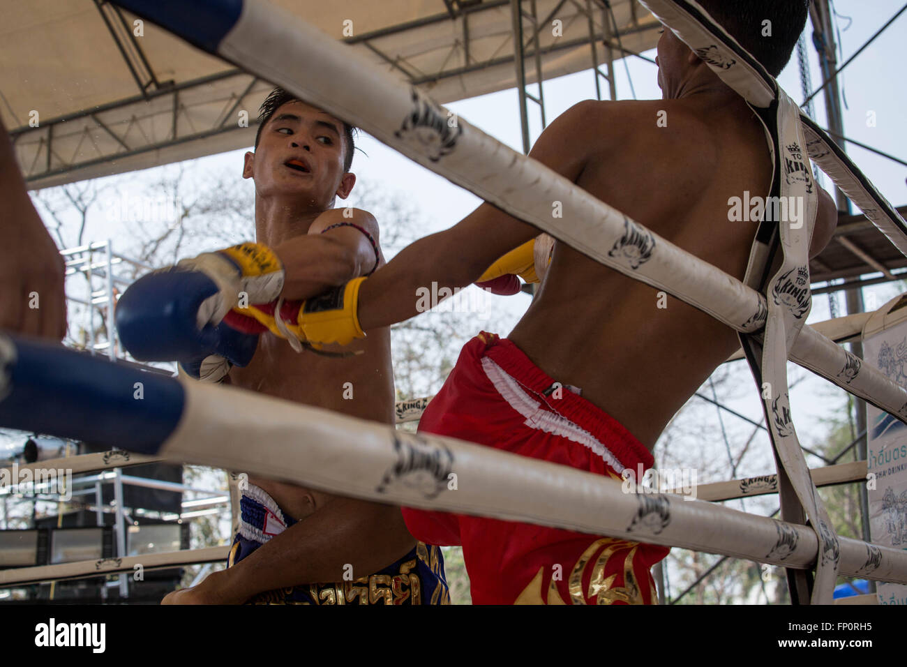 Ayutthaya, Thailand. 17. März 2016. Dieses Bild zeigt zwei Männer kämpfen während der 12. Welt Wai Kru Muay Thai Ceremony.The 12. Welt Wai Kru Muay Thai Zeremonie stattfindet, in der Nähe von der berühmten Wat Maha, dass Tempel in Ayutthaya Historical Park und zieht jedes Jahr mehr als 1200 Muay Thai Kämpfer aus 57 Ländern zu präsentieren einige der Heiligen Kampfkunst Rituale des Muay-Thai-Boxen. Bildnachweis: Guillaume Payen/ZUMA Draht/Alamy Live-Nachrichten Stockfoto