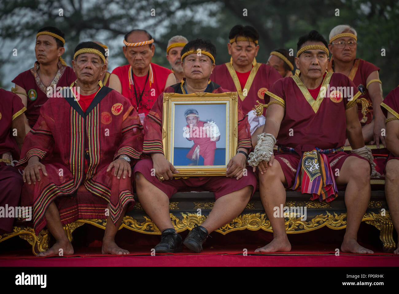 Ayutthaya, Thailand. 17. März 2016. Dieses Bild zeigt die Öffnung Zeremonie während der 12. Welt Wai Kru Muay Thai Ceremony.The 12. Welt Wai Kru Muay Thai-Zeremonie findet in der Nähe von der berühmten Wat Maha, dass Tempel in Ayutthaya Historical Park und zieht jedes Jahr mehr als 1200 Muay Thai Kämpfer aus 57 Ländern zu präsentieren einige der Heiligen Kampfkunst Rituale des Muay-Thai-Boxen. Bildnachweis: Guillaume Payen/ZUMA Draht/Alamy Live-Nachrichten Stockfoto