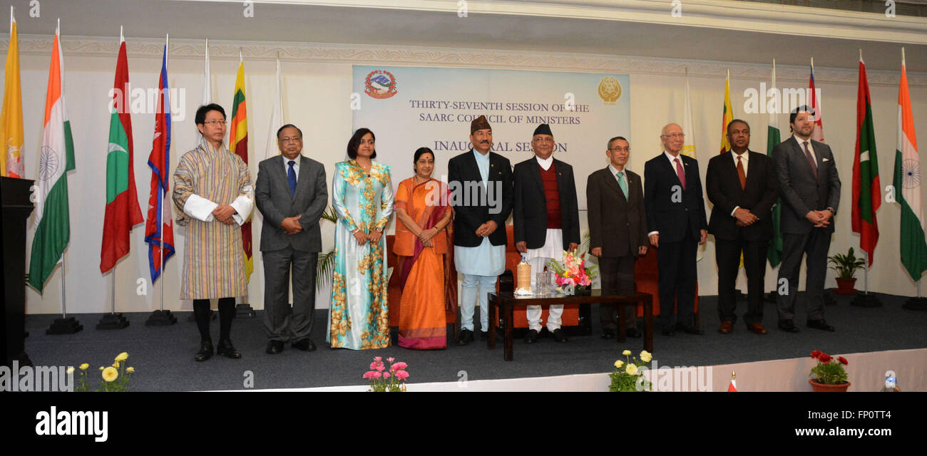 Pokhara, Nepal. 17. März 2016. Nepals Ministerpräsident Khadga Prasad Oli (5. R), Südasiatischen Vereinigung für regionale Zusammenarbeit (SAARC) Generalsekretär Arjun Bahadur Thapa (4. R) und Außenminister der SAARC-Länder stellen für ein Gruppenfoto während der 37. Sitzung des Ministerrats der SAARC in Pokhara, Nepal, 17. März 2016. Mitglieder der Südasiatischen Vereinigung für regionale Zusammenarbeit (SAARC) am Donnerstag beschlossen, 19. SAARC-Gipfel in Pakistan am Nov.9 und 10 dieses Jahr Gastgeber. © Krishna Mani Baral/Xinhua/Alamy Live-Nachrichten Stockfoto