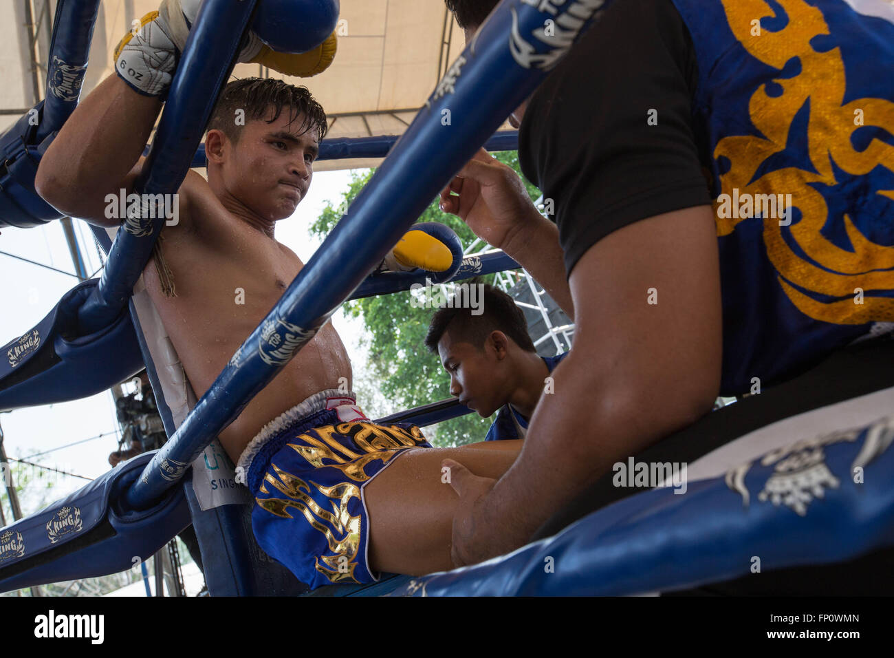 Ayutthaya, Ayutthaya, Thailand. 17. März 2016. Dieses Bild zeigt einen Muay-Thai-Boxer ruhen und immer zwischen den Runden in seiner Ecke während der 12. Welt Wai Kru Muay Thai Ceremony.The trainiert 12. Welt Wai Kru Muay Thai-Zeremonie findet in der Nähe der berühmten Wat Maha, dass Tempel in Ayutthaya Historical Park und zieht jedes Jahr mehr als 1200 Muay Thai Kämpfer aus 57 Ländern zu präsentieren einige der Heiligen Kampfkunst Rituale des Muay-Thai-Boxen. © Guillaume Payen/ZUMA Draht/Alamy Live-Nachrichten Stockfoto