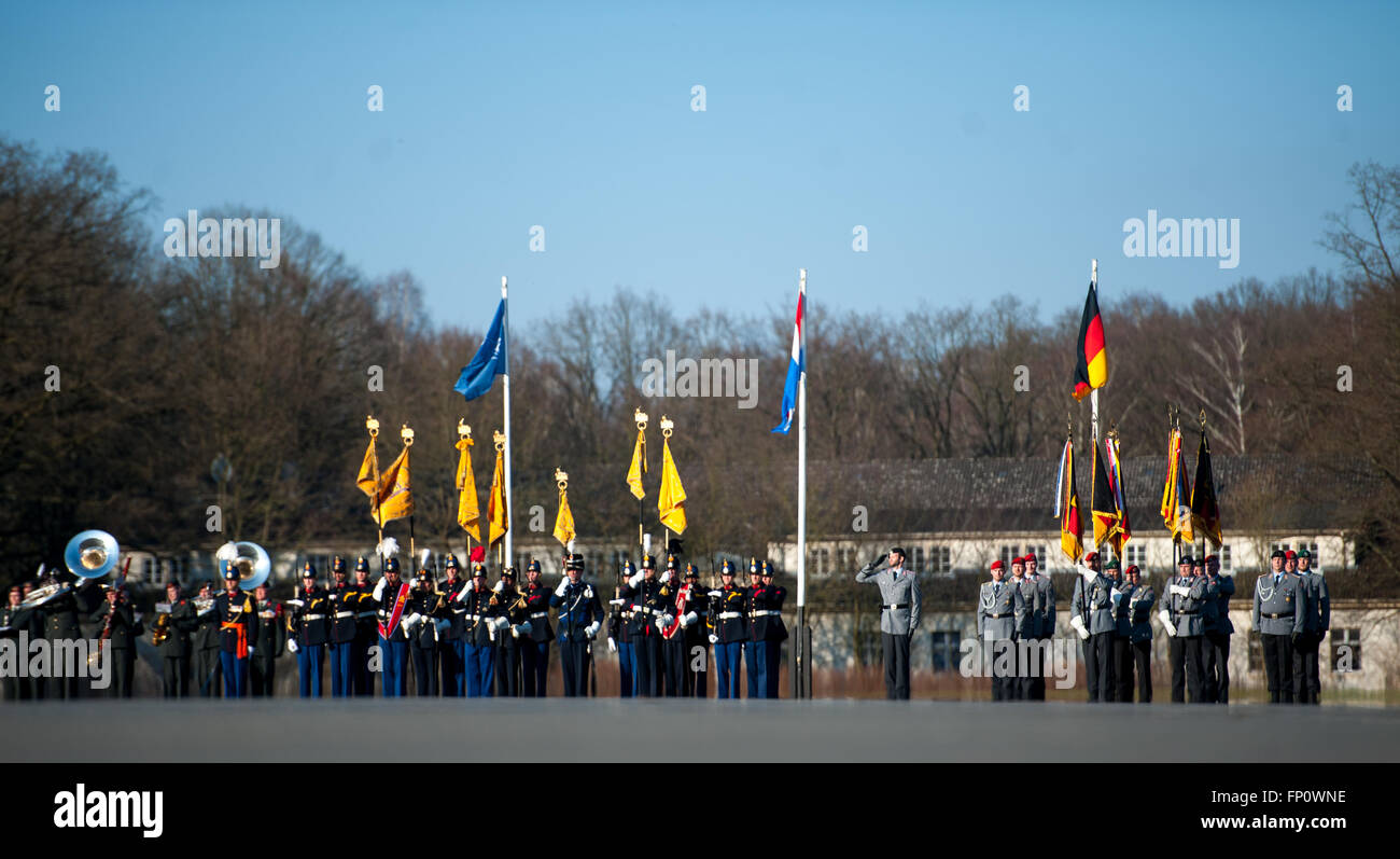 Bergen, Deutschland. 17. März 2016. Deutsche und niederländische Soldaten stehen auf dem Gelände der Kaserne in Lohheide, wie der niederländischen 43. mechanisierte Brigade sich unter der Kontrolle der deutschen befindet 1. Panzer-Division, in der Nähe von Bergen, Deutschland, 17. März 2016. Foto: PHILIPP SCHULZE/DPA/Alamy Live-Nachrichten Stockfoto