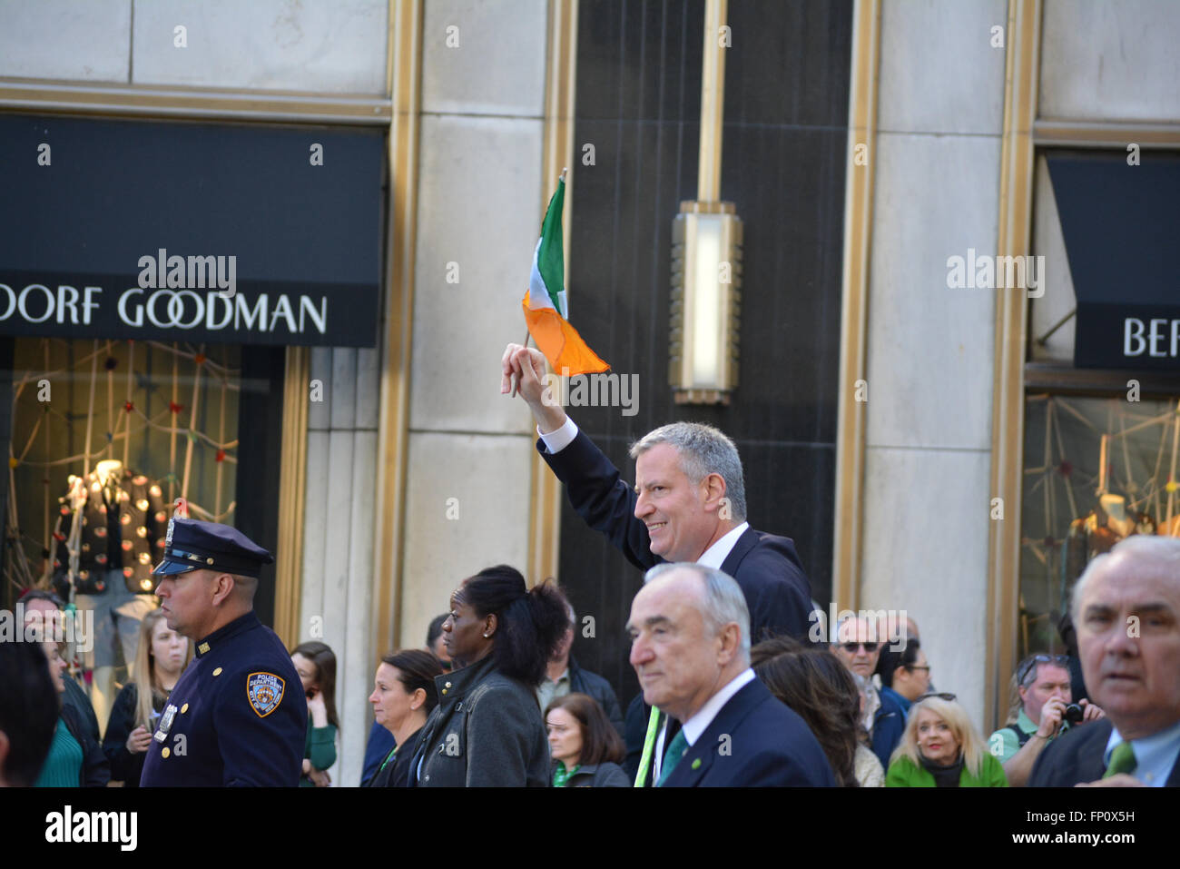 New Yorks Bürgermeister Bill de Blasio marschieren in der St. Patricks Day Parade. Stockfoto