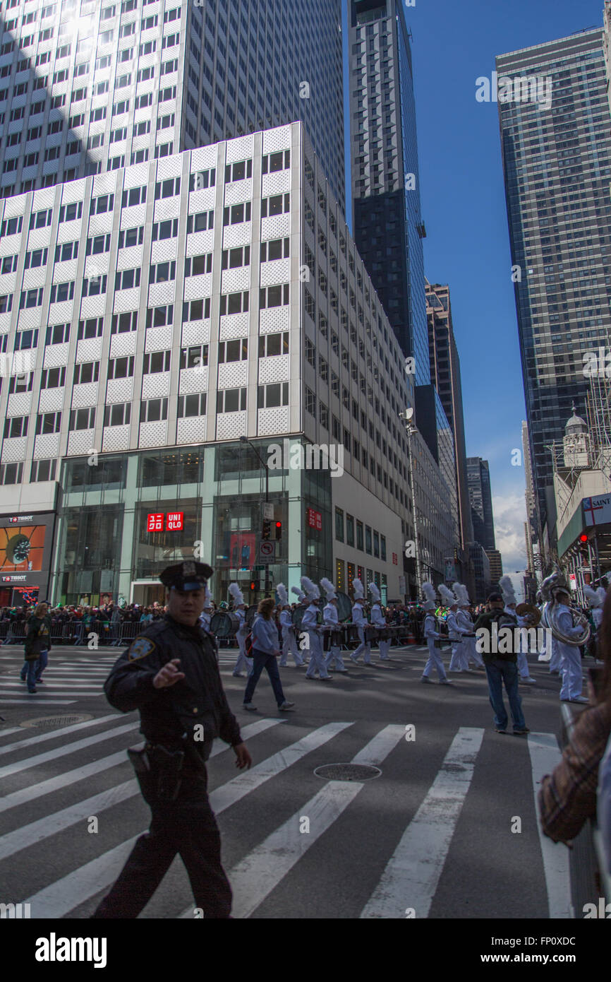 New York, USA. 17. März 2016. Ein Polizist und Blaskapelle am St. Patricks Day Parade in New York City Stockfoto