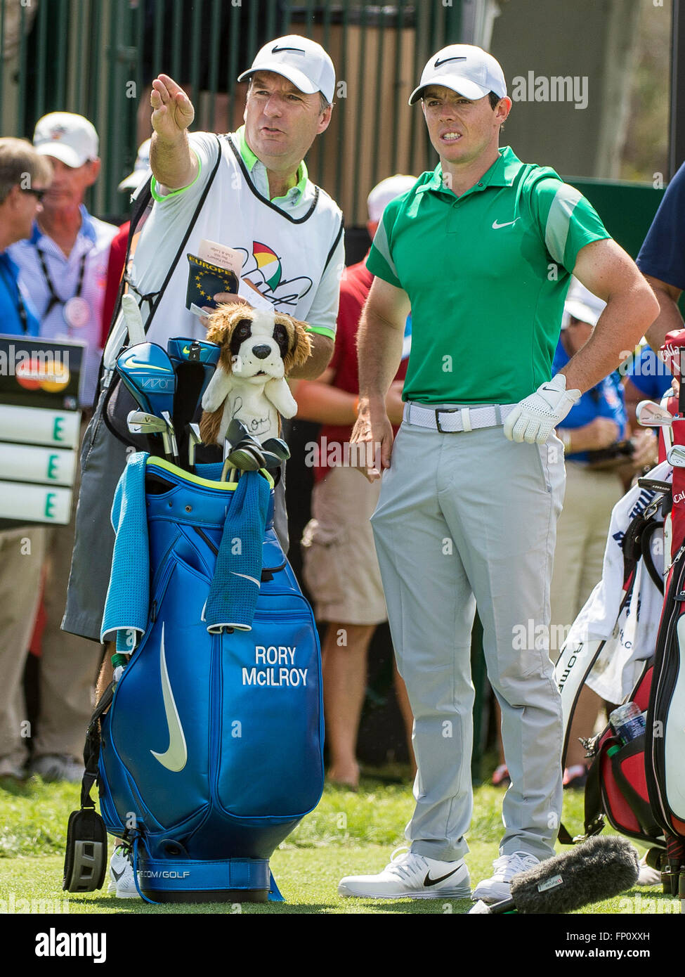 Orlando, FL, USA. 17. März 2016. Rory McIlroy Nordirland erhält Informationen von Caddie J.P. Fitzgerald vor Beginn der ersten Runde Golf Aktion von Arnold Palmer Invitational präsentiert von Mastercard statt in Arnold Palmer Bay Hill Club & Lodge in Orlando, FL. Romeo T Guzman/CSM/Alamy Live News Stockfoto