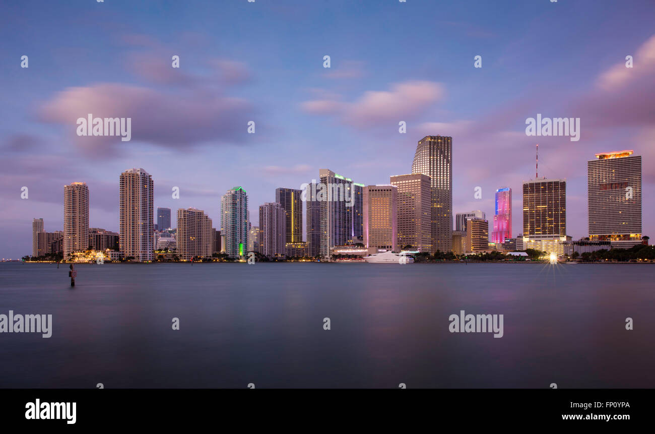 Morgendämmerung über der Skyline von Miami, Miami, Florida, USA Stockfoto
