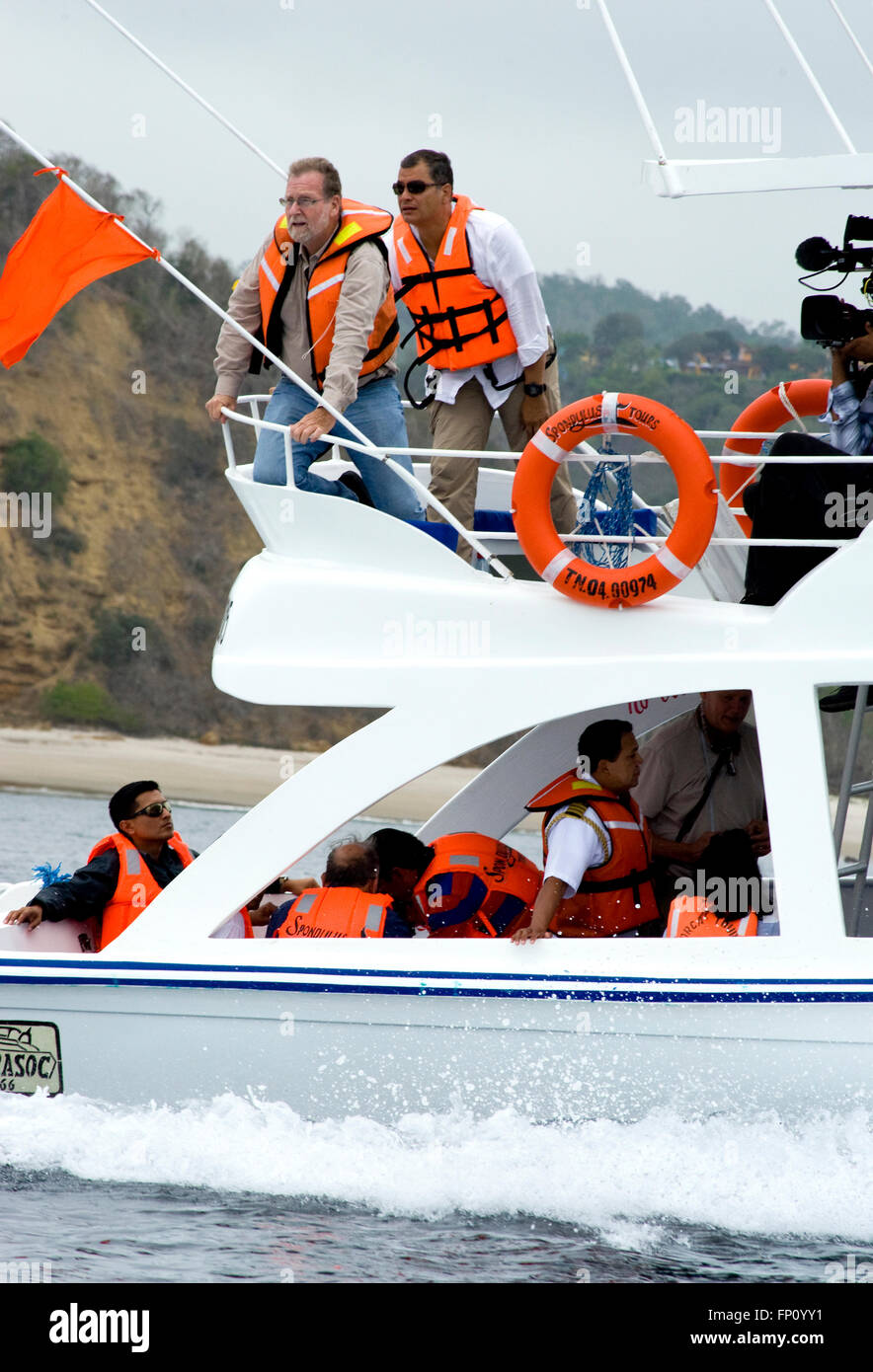 Präsident Rafael Correa Ecuador und Show Host Peter Greenberg gehen auf eine Whale-watching Expedition in Manta, während der Dreharbeiten von Ecuador: The Royal Tour. Stockfoto
