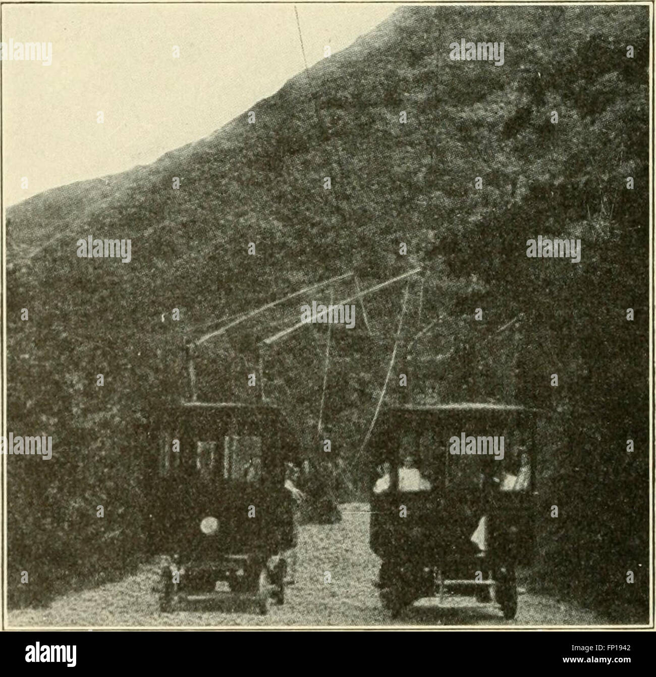 Die "Cyclopedia of Applied Electricity" ist ein Referenzwerk zu verschiedenen Aspekten der Elektrizität, einschließlich Gleichstromgeneratoren, Speicherbatterien, Elektrochemie, elektrische Beleuchtung, Schweißgeräte und elektrische Messgeräte. Sie enthält technische Details zu elektrischen Systemen und Anwendungen. Stockfoto
