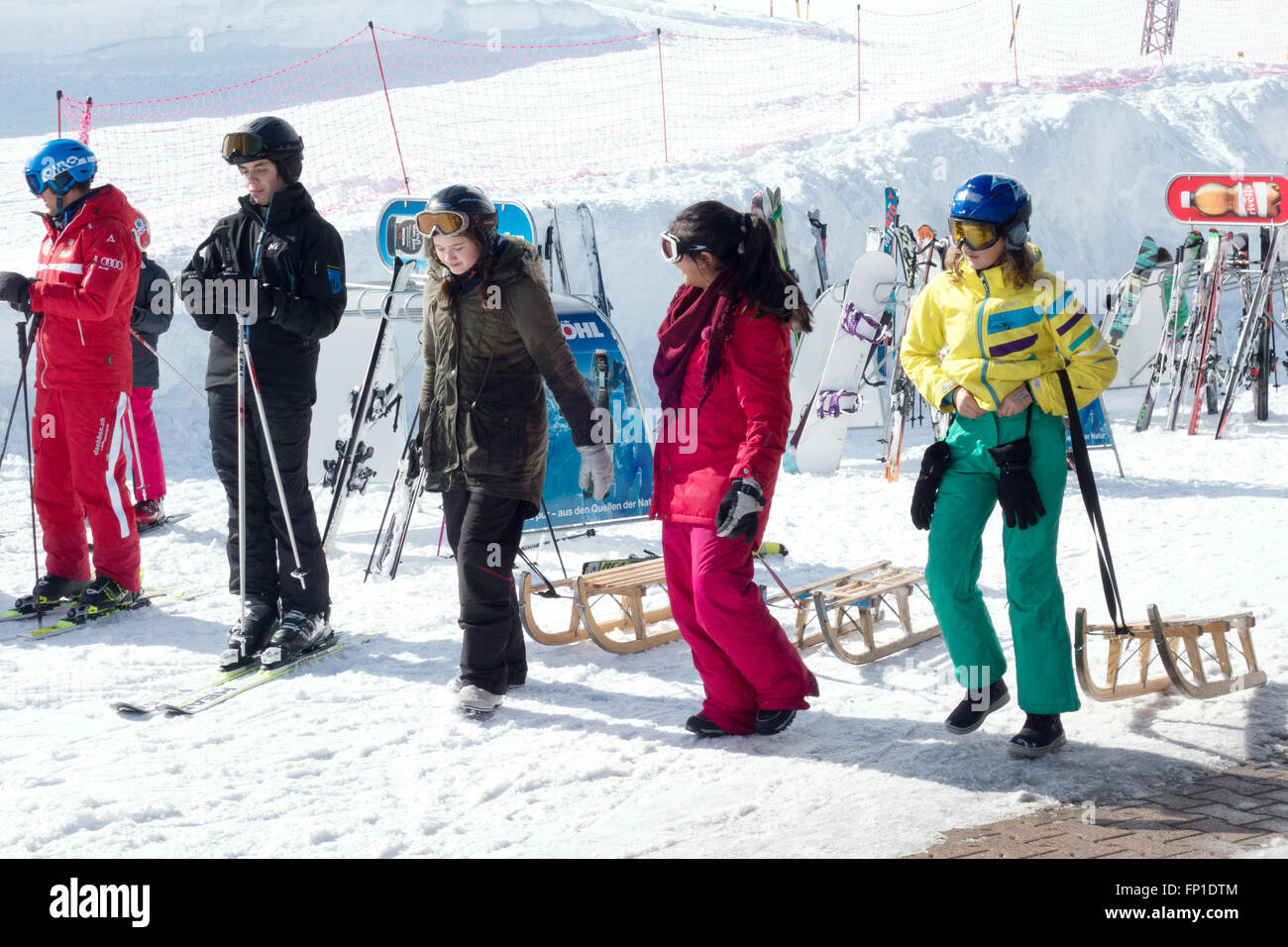Leute gehen Skifahren und Rodeln im Winterurlaub in den Schweizer Alpen, Lenk, Kanton Bern, Schweiz-Europa Stockfoto