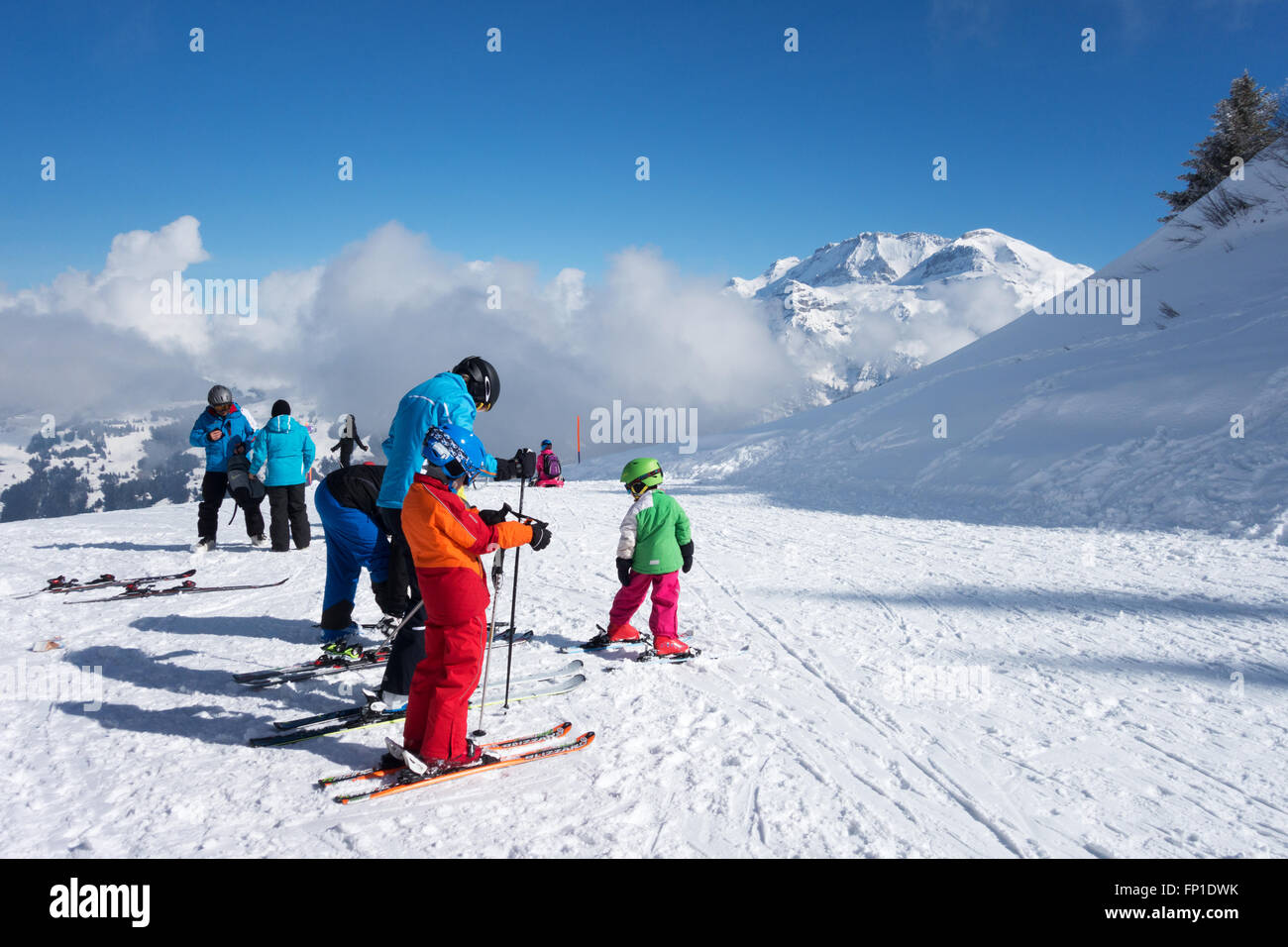 Eine Familie mit Kindern auf einem Skiurlaub in den Schweizer Alpen, Lenk, Kanton Bern, Schweiz Europa Stockfoto