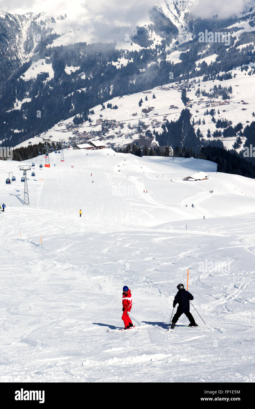 Menschen auf dem Ski Skifahren Skipisten in den Urlaub, den Schweizer Alpen bei Lenk, Kanton Bern, Schweiz, Europa Stockfoto