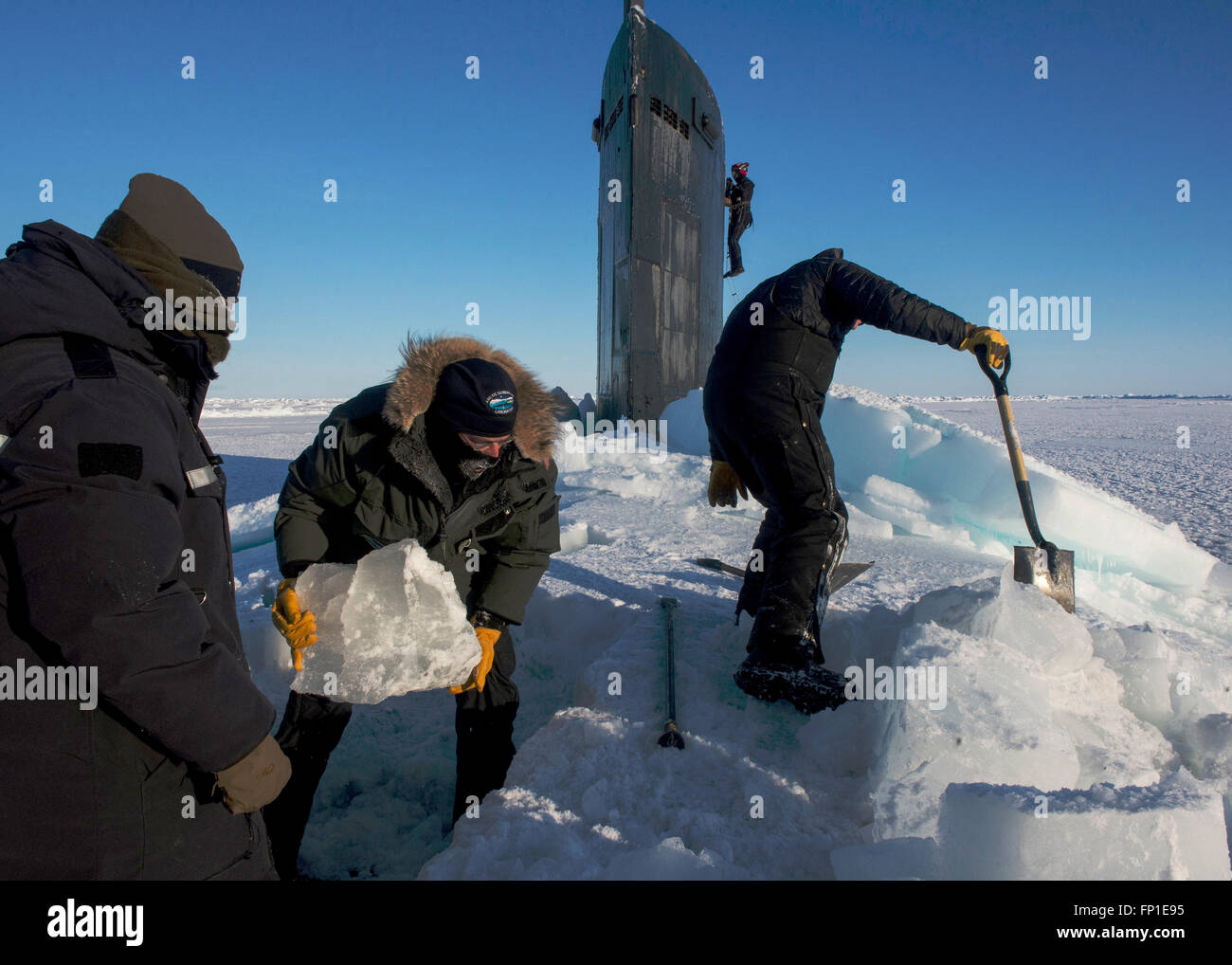 US Navy Matrosen entfernen Eis aus der Virginia-Klasse nuklearen Angriffs-u-Boot USS Hampton, nachdem es durch das arktische Eis während Übung ICEX 2016 14 März 2016 am Polarkreis aufgetaucht. Stockfoto