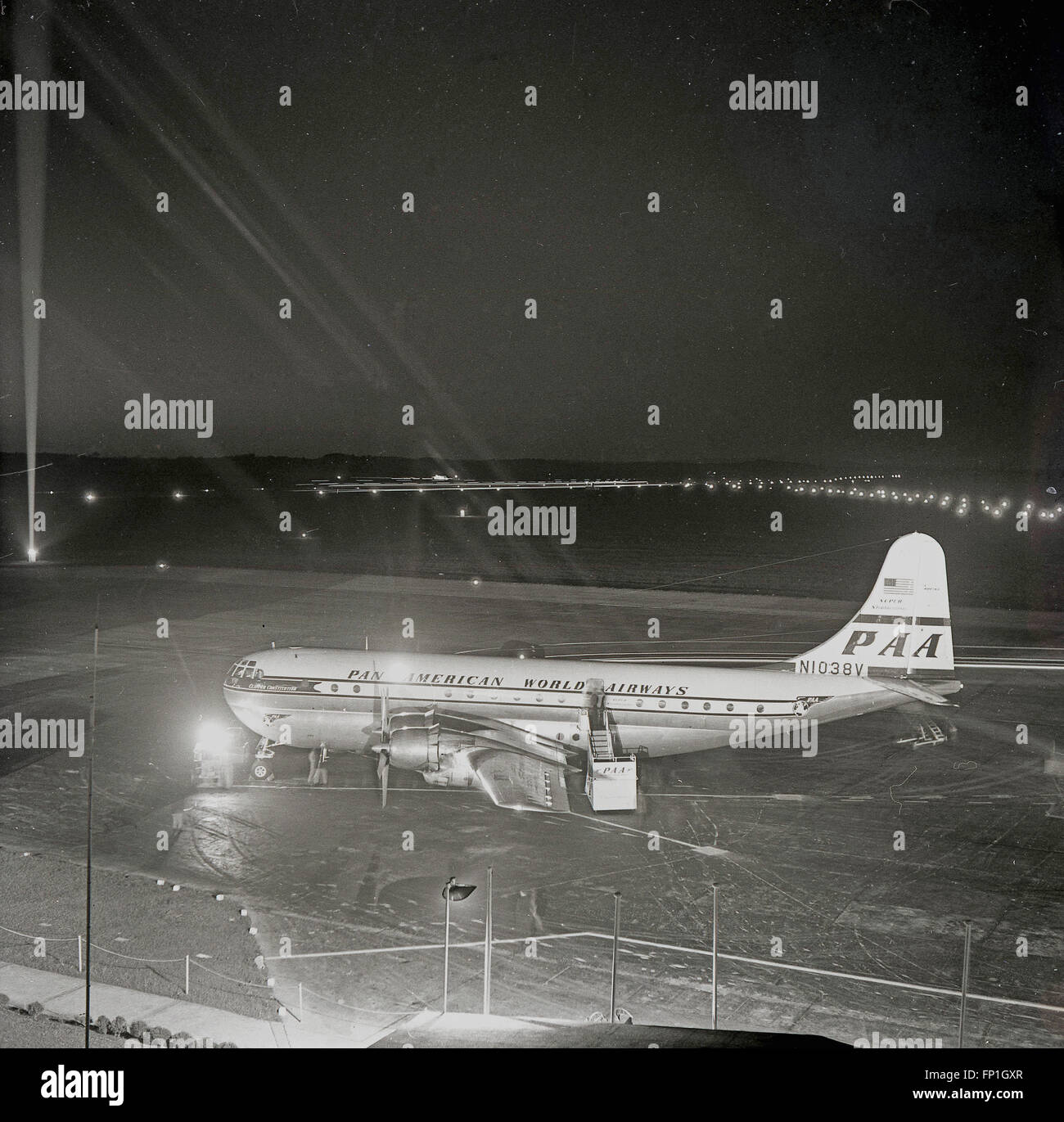 1950er Jahre, historische, Nacht und dem Flughafen Dublin, eine "Pan Am" - Pan American World Airways - Flugzeuge auf der Startbahn wartet. Die Firma war der Erste, der die Boeing 377 Stratocruiser zu betreiben und war der primäre Benutzer. Das Flugzeug war einer der fortschrittlichsten und der Lage der Propeller-driven Transport. Stockfoto