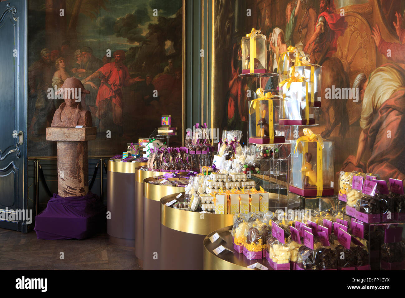 Die Welt speichern berühmte "Chocolate Line" in einem ehemaligen Königspalast in der wichtigsten Einkaufsstraße "The Meir" in Antwerpen, Belgien Stockfoto